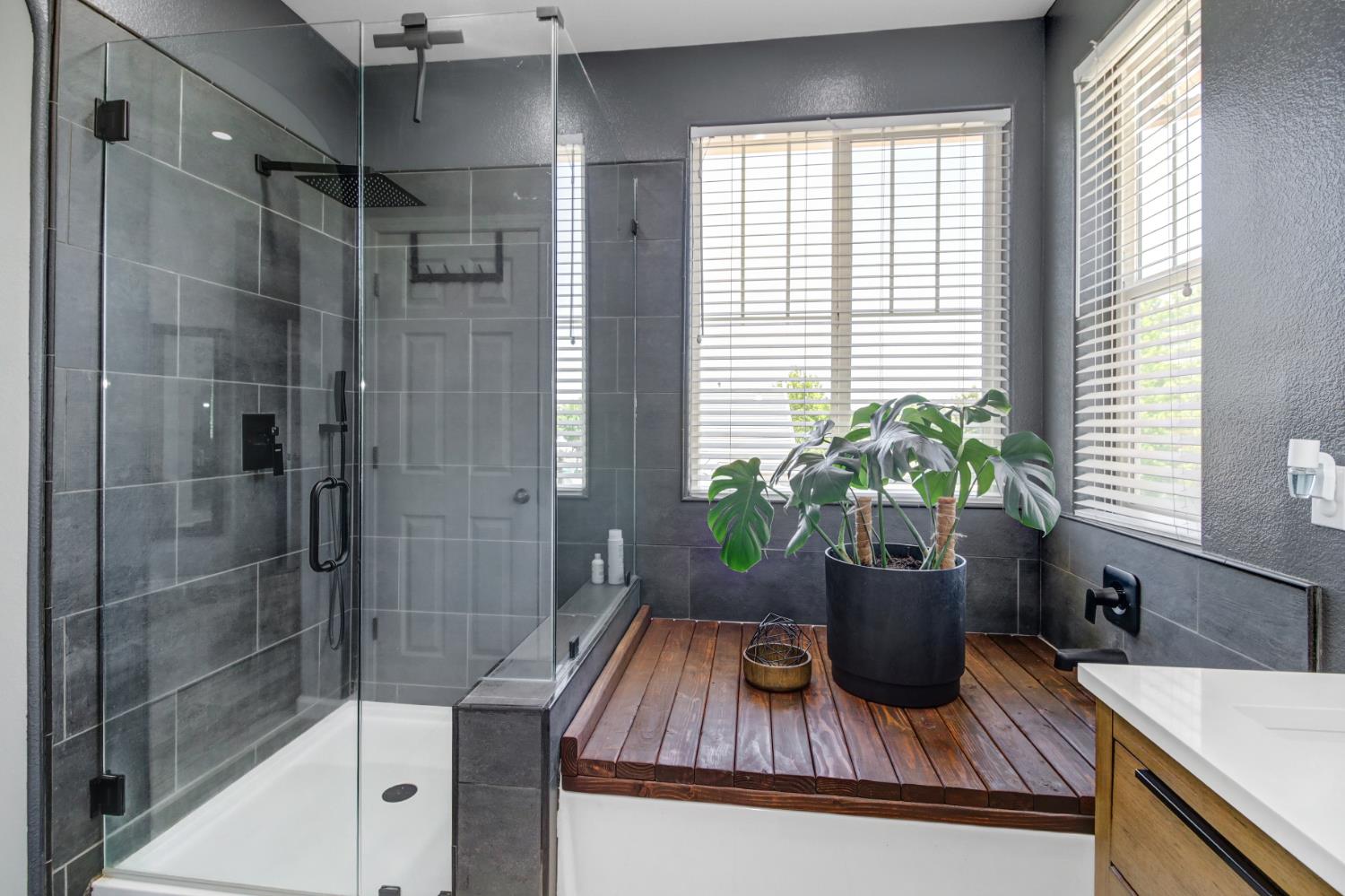 Detail Gallery Image 24 of 36 For 3043 Brunnet Ln, Sacramento,  CA 95833 - 4 Beds | 2/1 Baths
