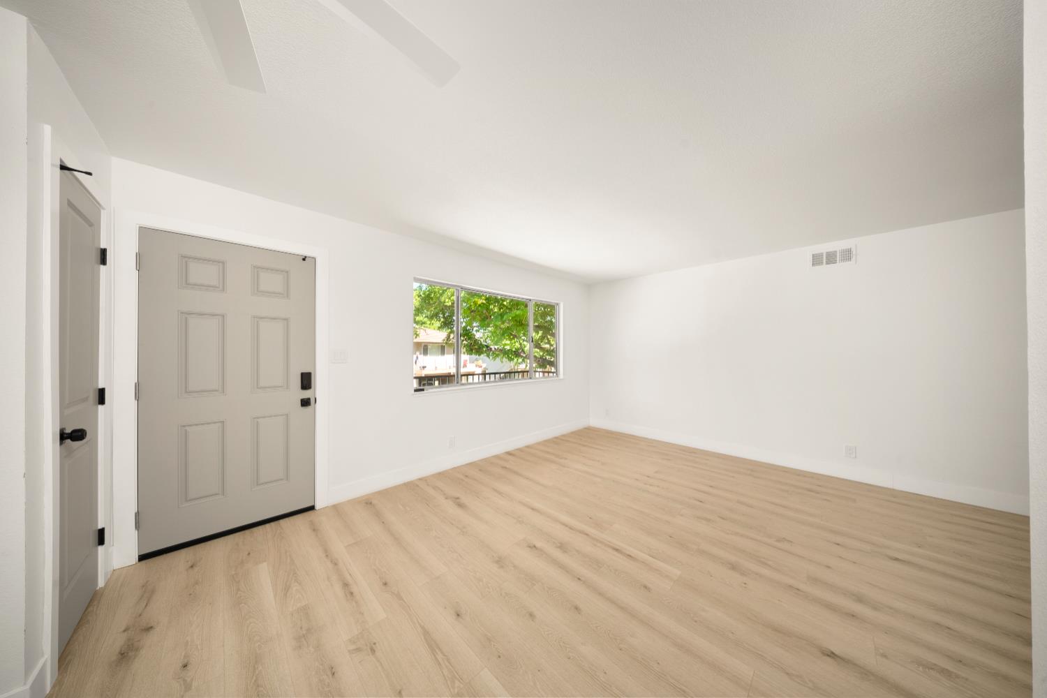Detail Gallery Image 7 of 14 For 5091 Rhode Island Dr #4,  Sacramento,  CA 95841 - 2 Beds | 1 Baths