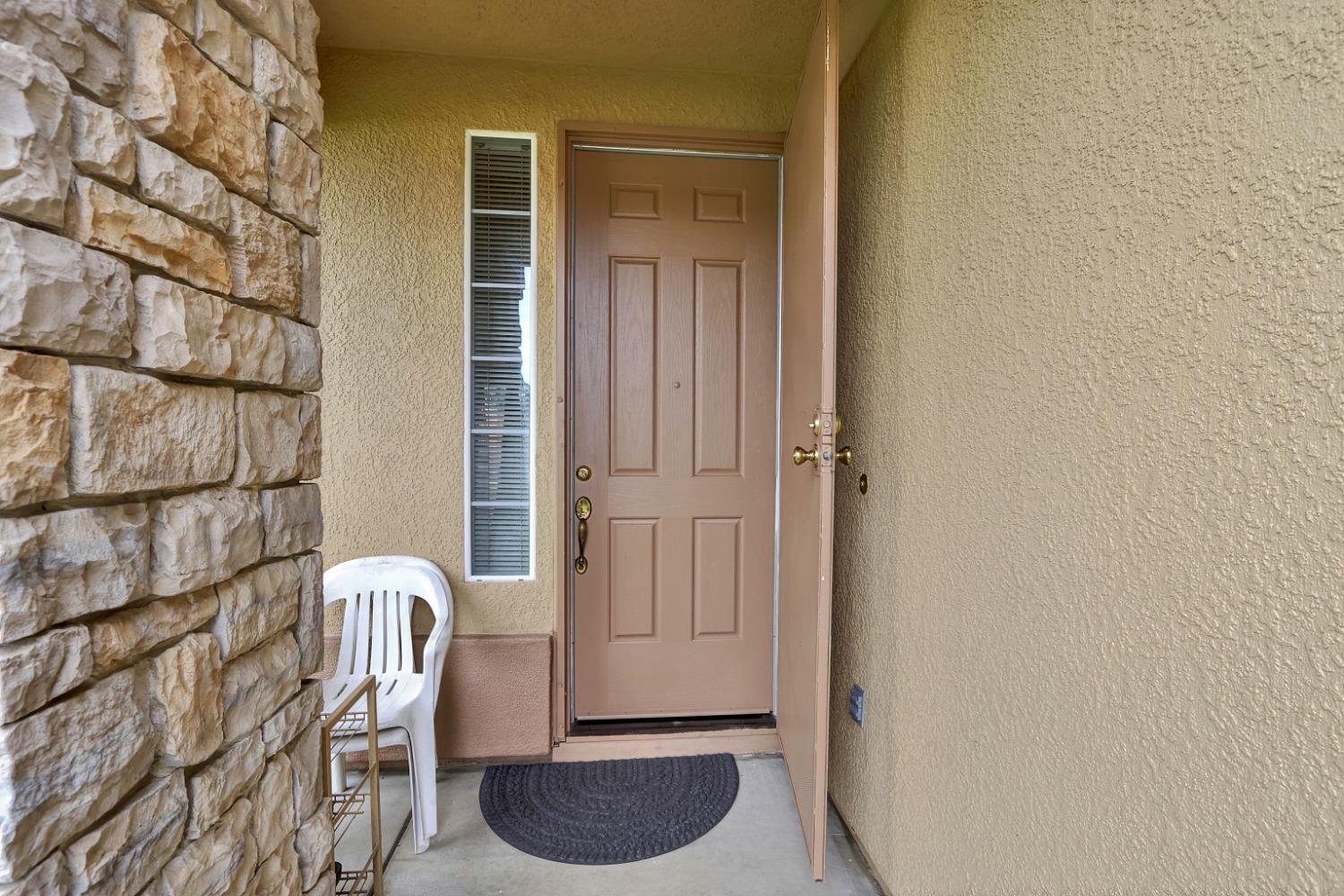 Detail Gallery Image 3 of 38 For 8275 Fanning Way, Sacramento,  CA 95829 - 3 Beds | 2 Baths