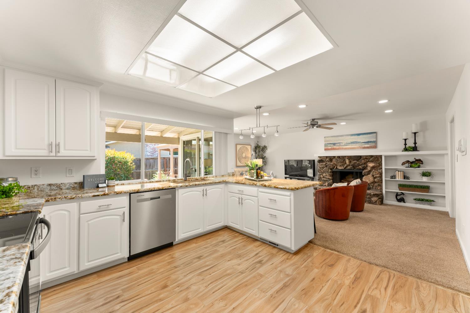 Detail Gallery Image 4 of 47 For 6836 Westmore Way, Carmichael,  CA 95608 - 4 Beds | 2 Baths