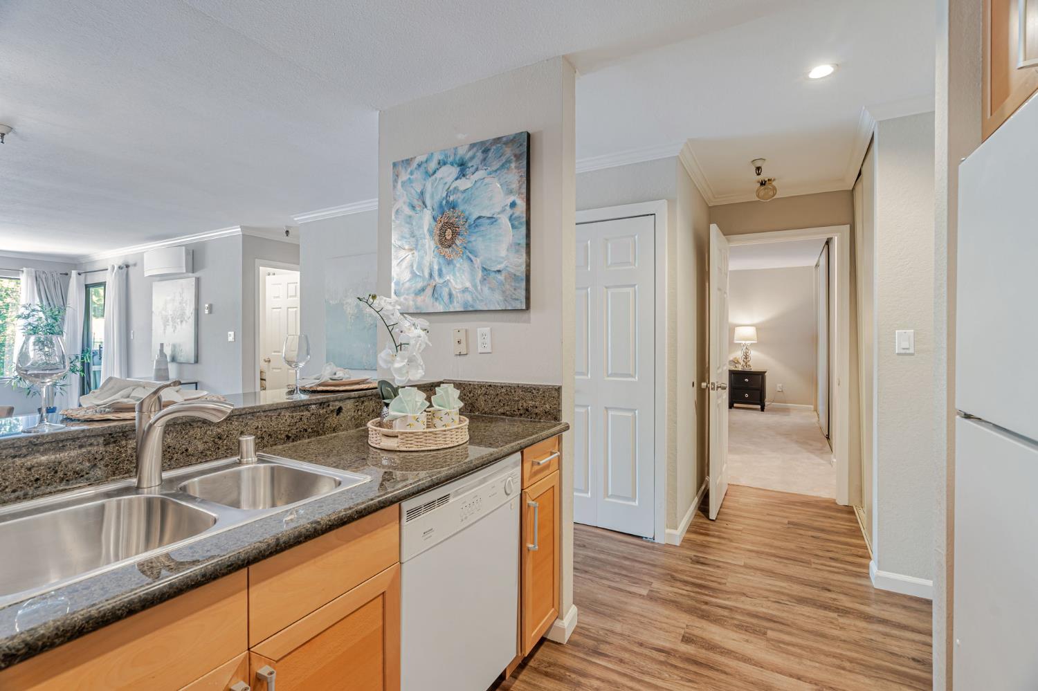 Detail Gallery Image 13 of 44 For 725 Mariposa Ave #102,  Mountain View,  CA 94041 - 2 Beds | 2 Baths