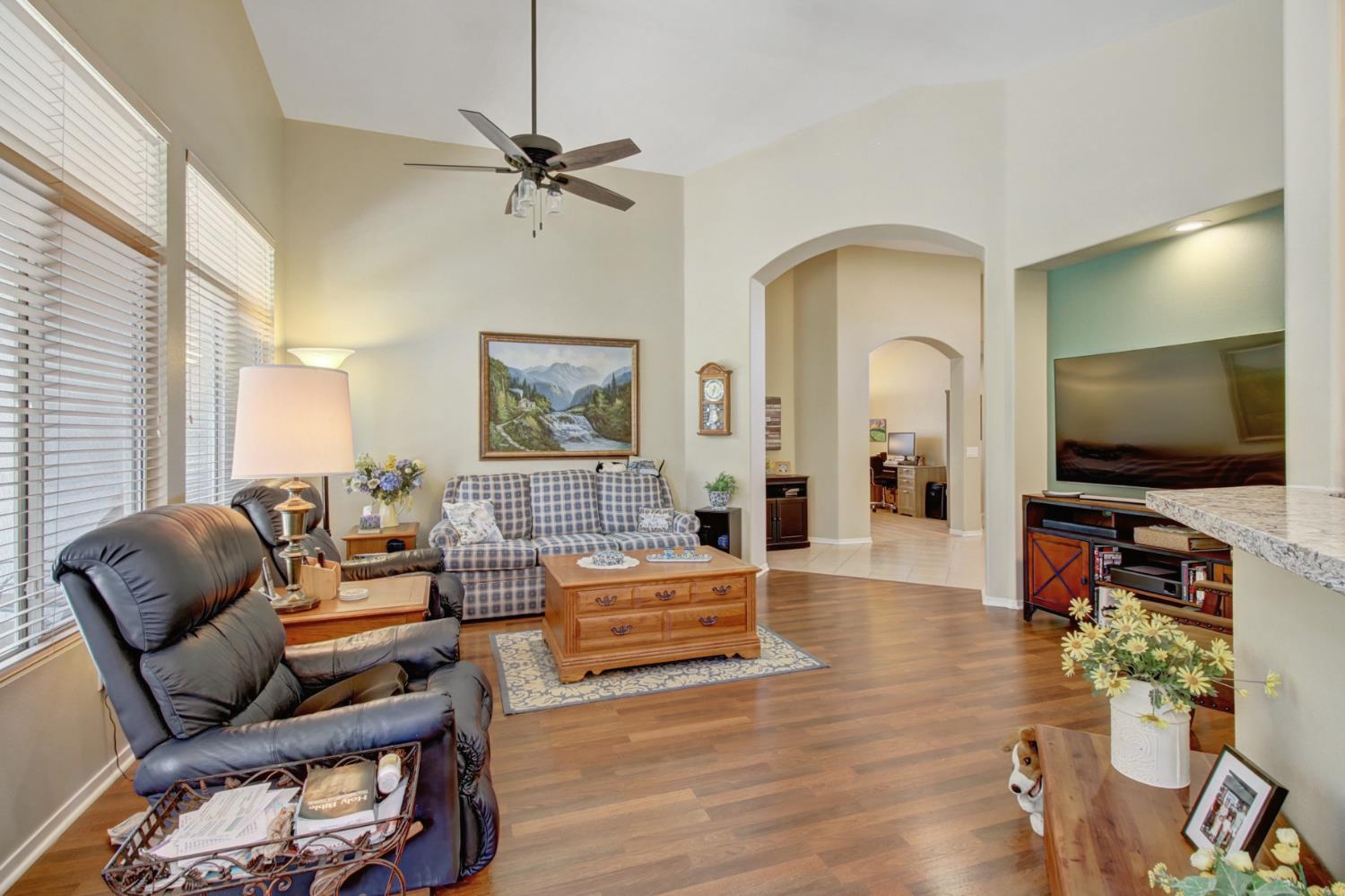 Detail Gallery Image 5 of 38 For 649 Blackstone Ct, Roseville,  CA 95747 - 2 Beds | 2 Baths