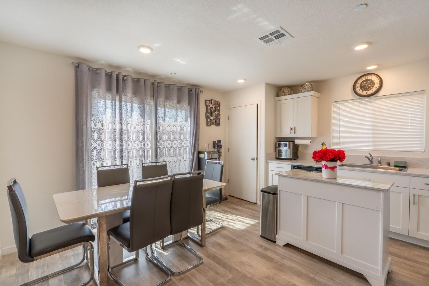 Detail Gallery Image 10 of 32 For 6421 Maple Leaf Ln, Riverbank,  CA 95367 - 5 Beds | 3 Baths