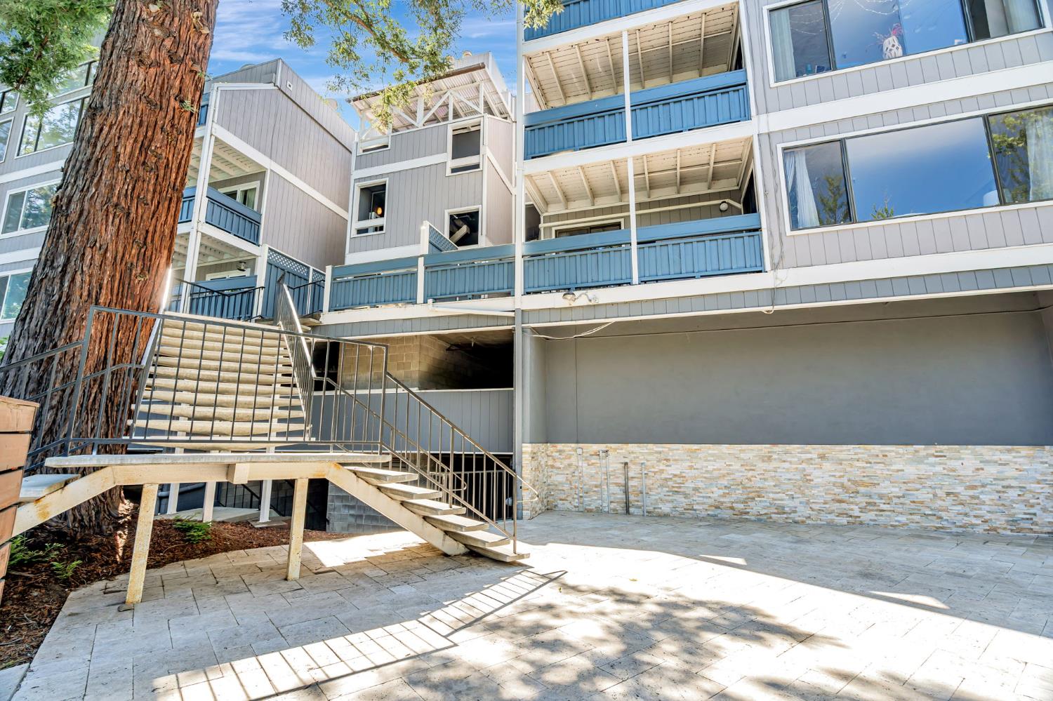 Detail Gallery Image 4 of 44 For 725 Mariposa Ave #102,  Mountain View,  CA 94041 - 2 Beds | 2 Baths