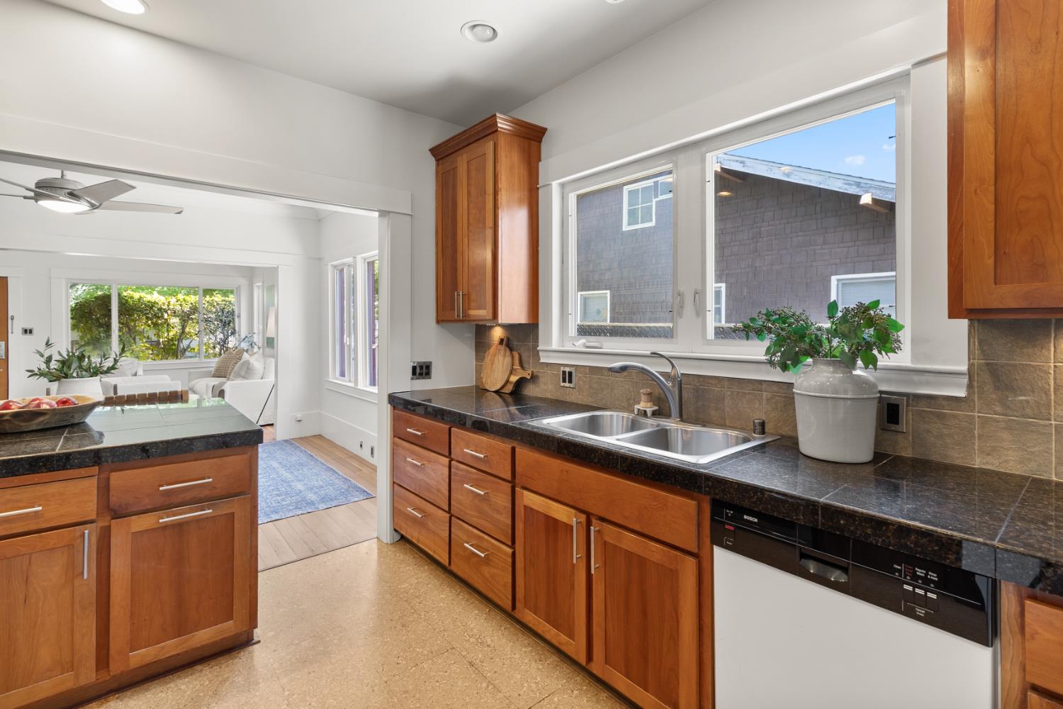 Detail Gallery Image 17 of 53 For 4860 U St, Sacramento,  CA 95817 - 3 Beds | 2 Baths