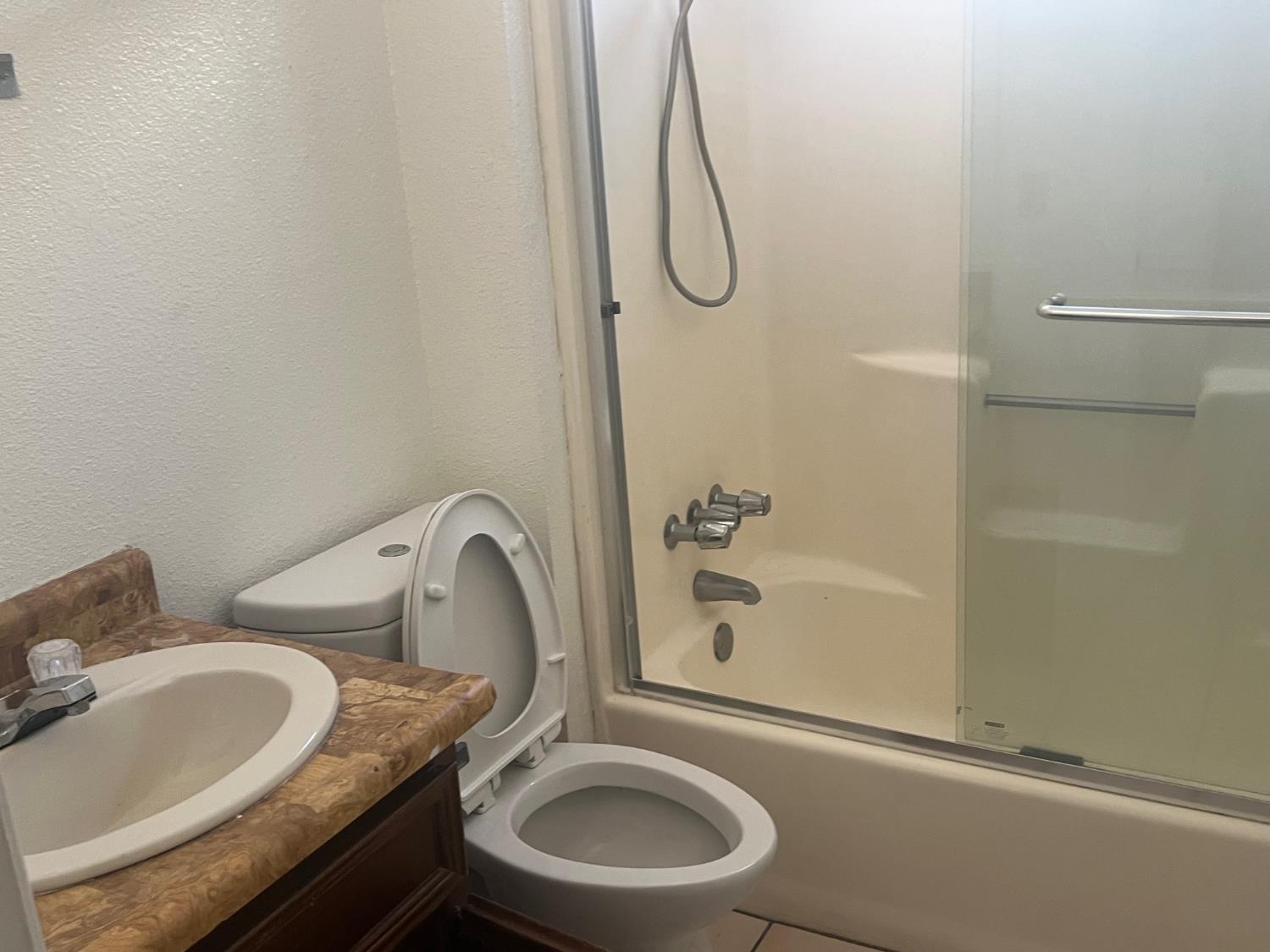 Detail Gallery Image 6 of 13 For 600 Rachelle Dr, Modesto,  CA 95358 - 3 Beds | 2 Baths