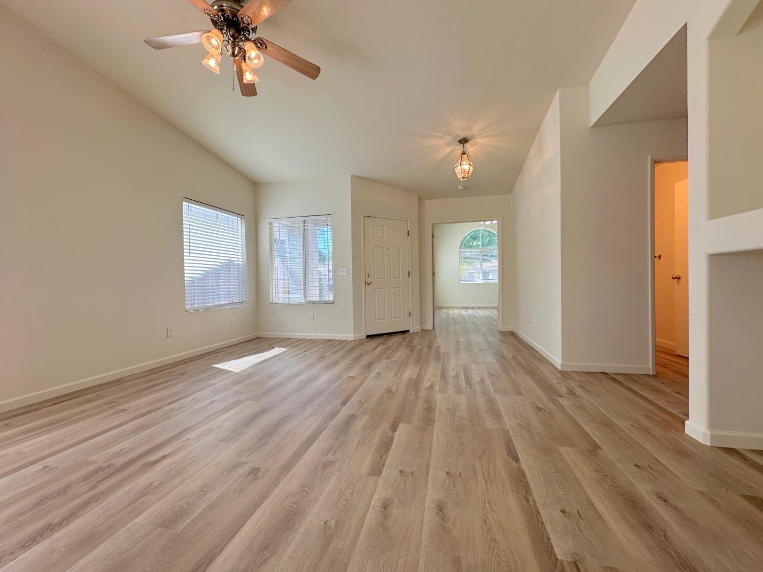 Detail Gallery Image 5 of 23 For 1696 Venice Cir, Stockton,  CA 95206 - 3 Beds | 2 Baths