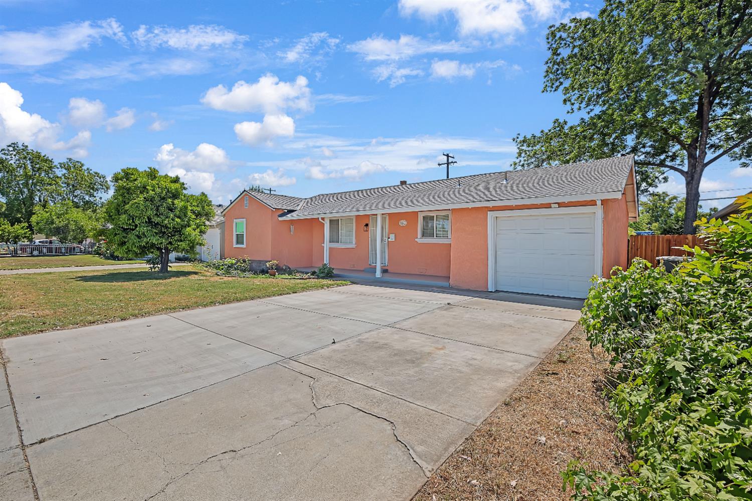Detail Gallery Image 2 of 29 For 6350 Fruitridge Rd, Sacramento,  CA 95820 - 2 Beds | 1 Baths