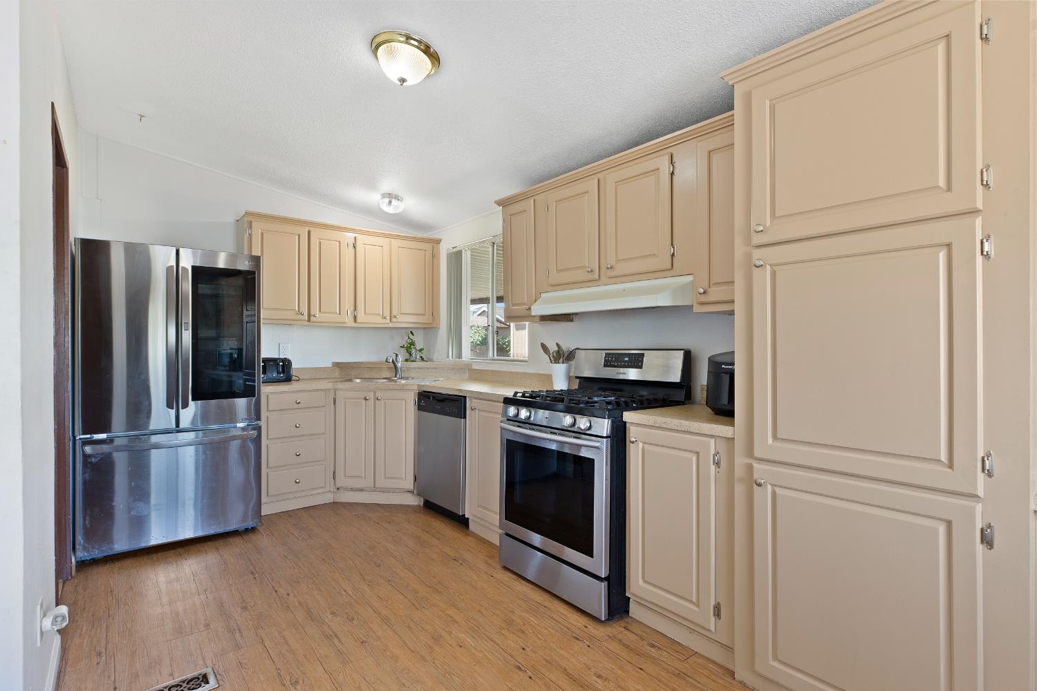 Detail Gallery Image 8 of 30 For 1517 Panthers Lane, Modesto,  CA 95355 - 3 Beds | 2 Baths