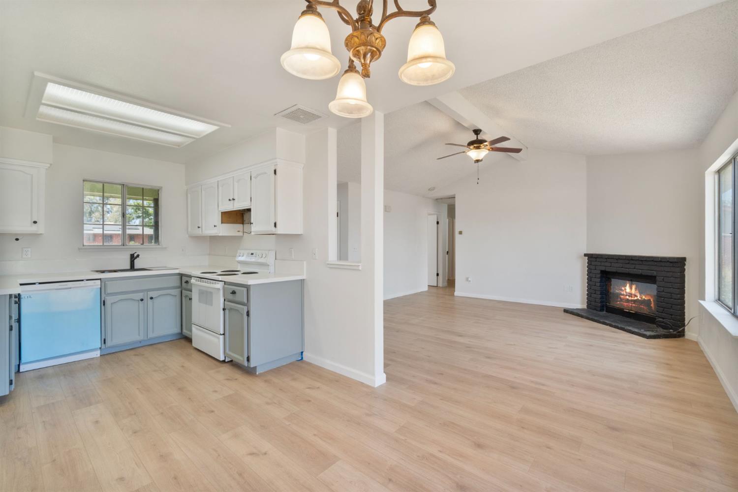 Detail Gallery Image 8 of 22 For 25732 Avenue 17, Madera,  CA 93638 - 3 Beds | 2 Baths