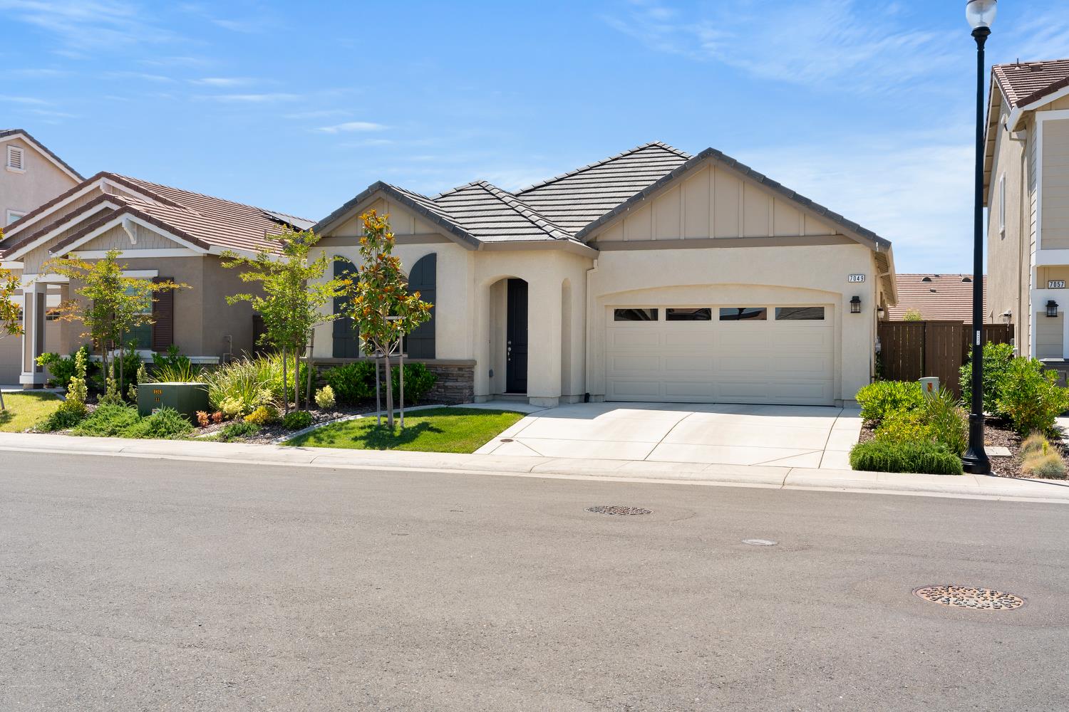 Detail Gallery Image 5 of 56 For 7049 Lakehaven Dr, Roseville,  CA 95747 - 3 Beds | 3 Baths