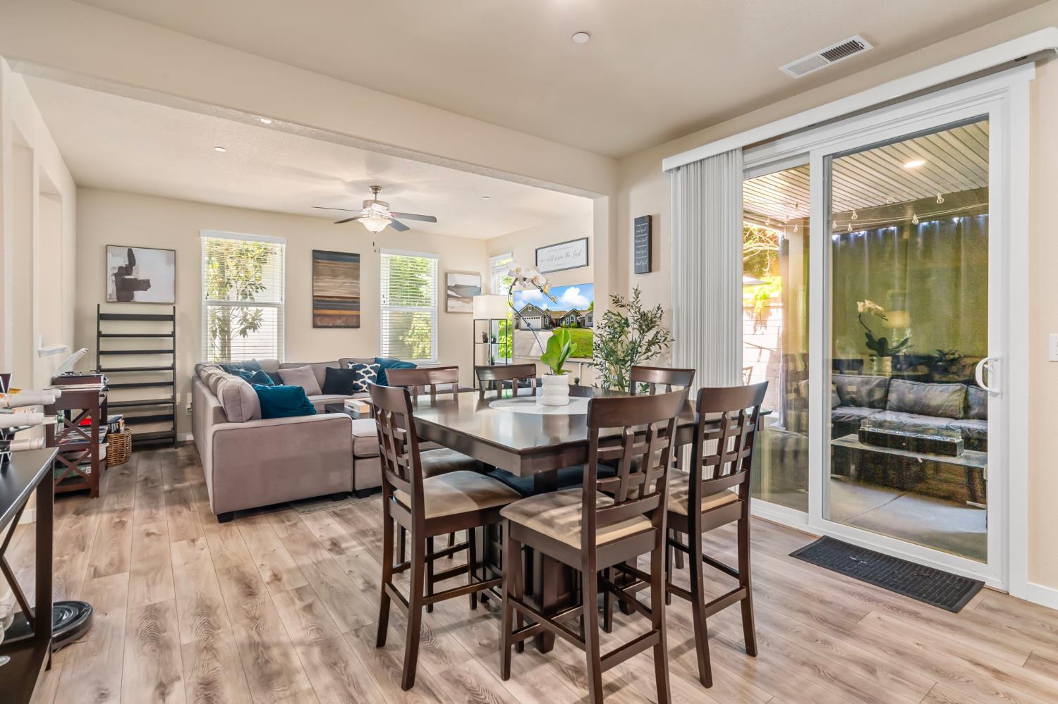 Detail Gallery Image 17 of 39 For 4242 Ocean Ln, Elk Grove,  CA 95757 - 4 Beds | 2/1 Baths
