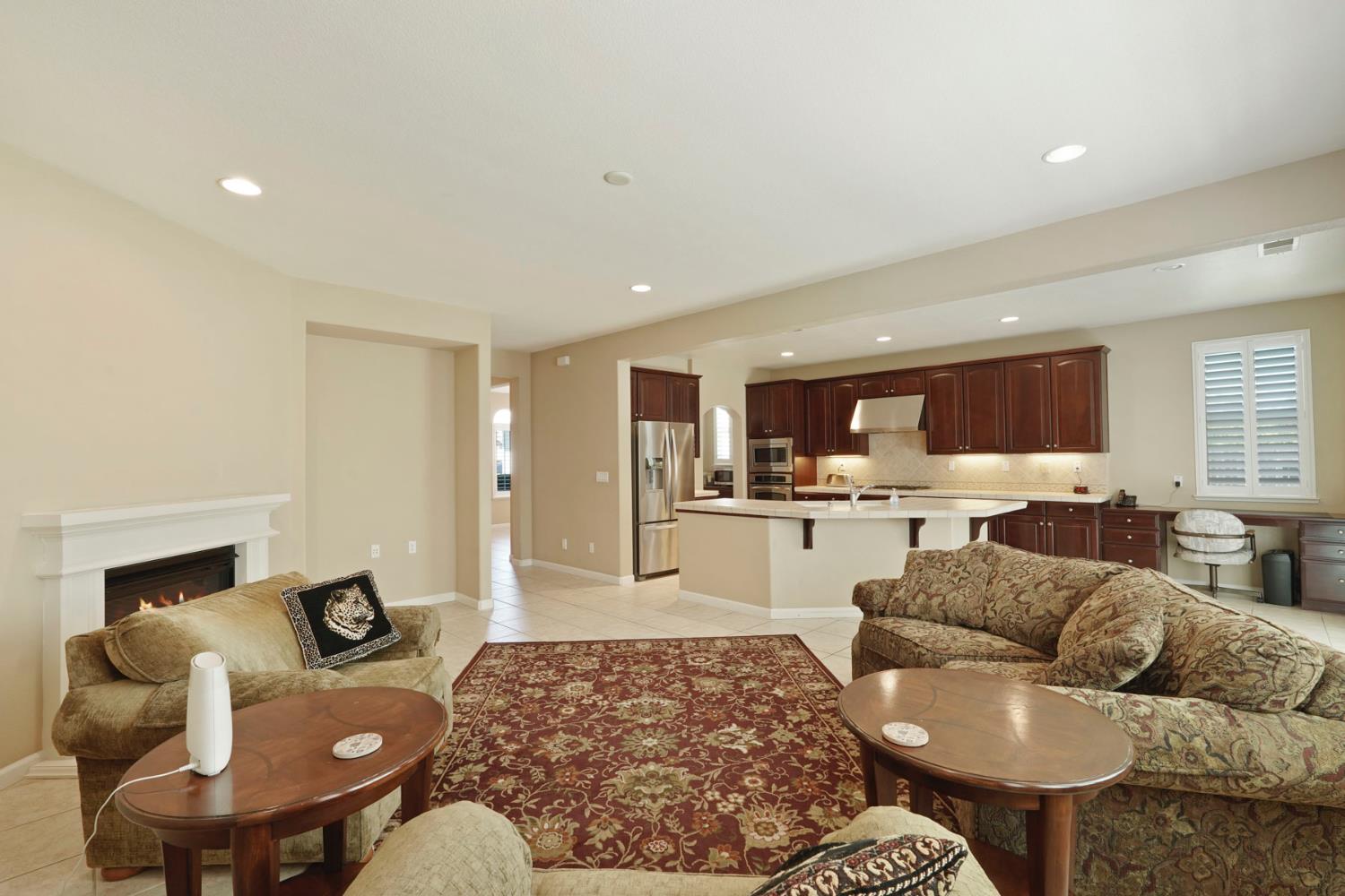 Detail Gallery Image 4 of 50 For 9734 Fall Valley Way, Sacramento,  CA 95829 - 5 Beds | 3 Baths