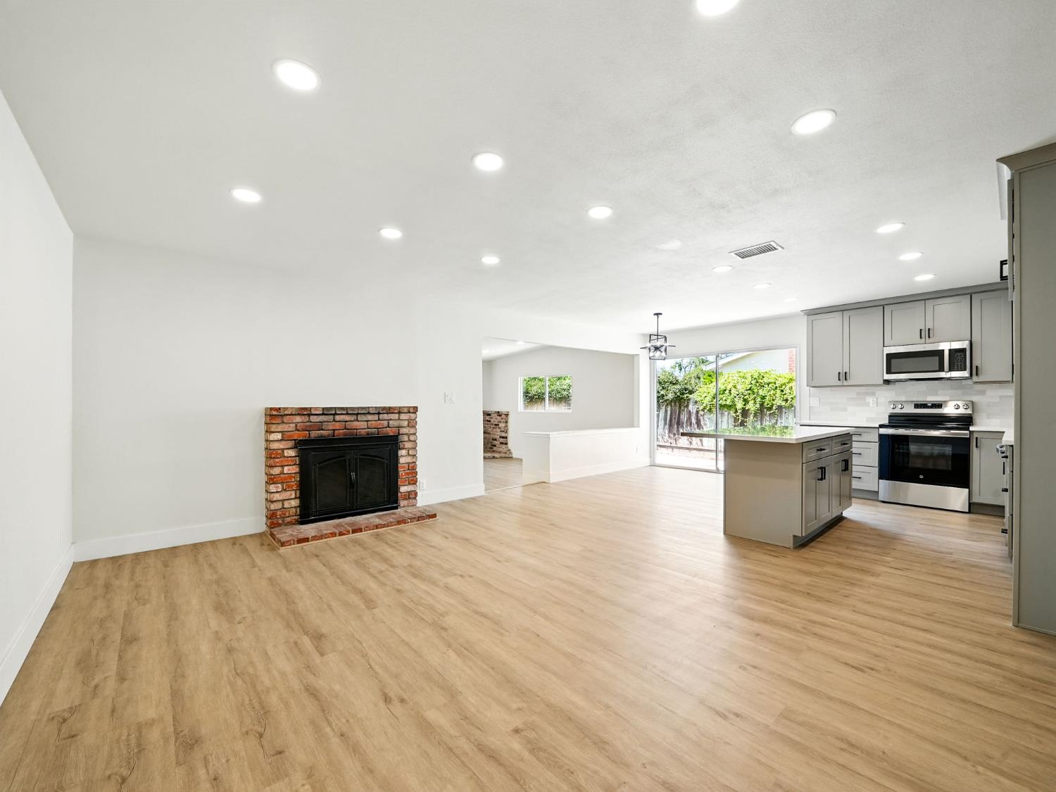 Detail Gallery Image 9 of 22 For 1170 Aster Ln, Livermore,  CA 94551 - 3 Beds | 2 Baths