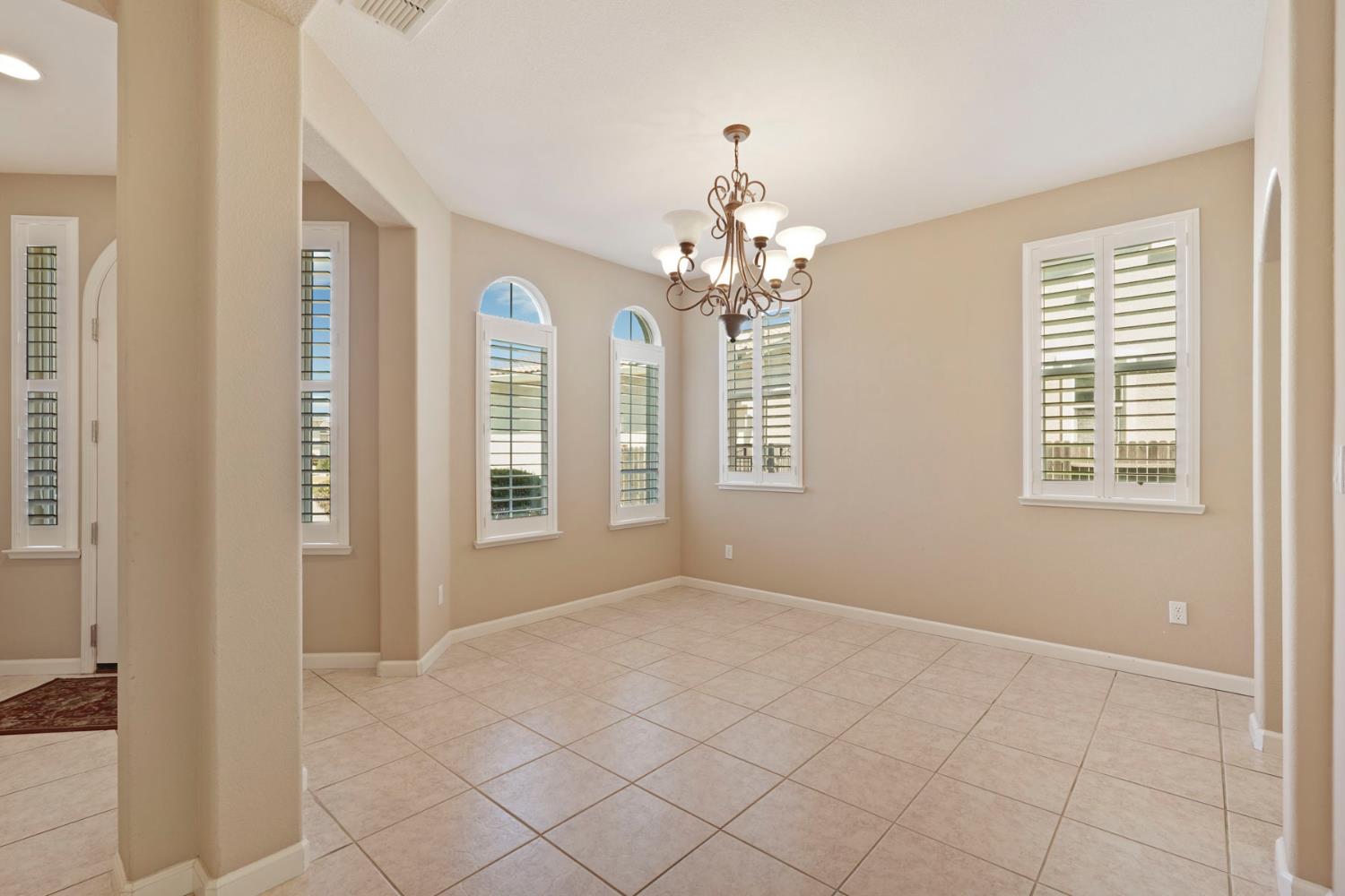 Detail Gallery Image 13 of 50 For 9734 Fall Valley Way, Sacramento,  CA 95829 - 5 Beds | 3 Baths
