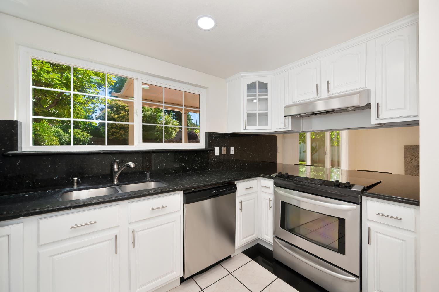 Detail Gallery Image 11 of 34 For 3017 Nikol, Sacramento,  CA 95826 - 4 Beds | 2/1 Baths