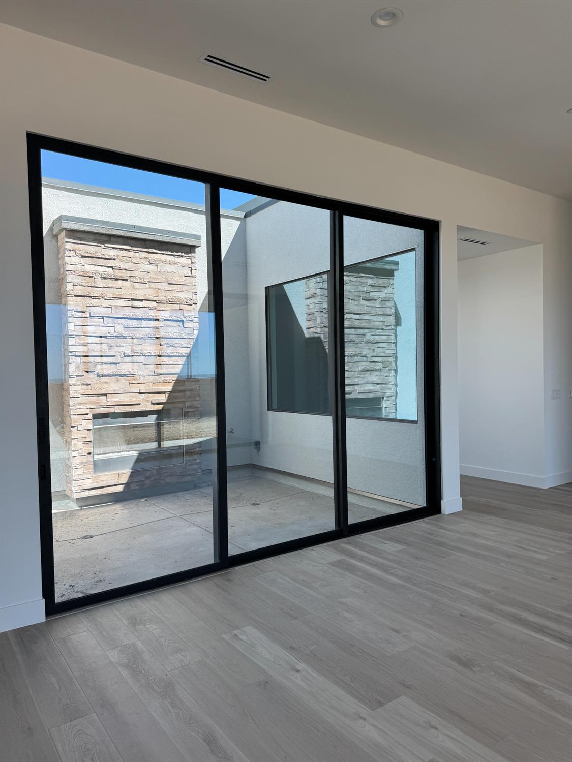 Detail Gallery Image 5 of 13 For 4657 Dehone Cir, Folsom,  CA 95630 - 4 Beds | 4/1 Baths