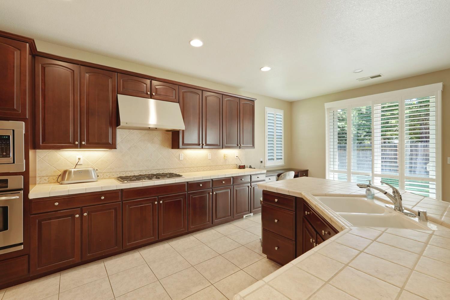 Detail Gallery Image 8 of 50 For 9734 Fall Valley Way, Sacramento,  CA 95829 - 5 Beds | 3 Baths
