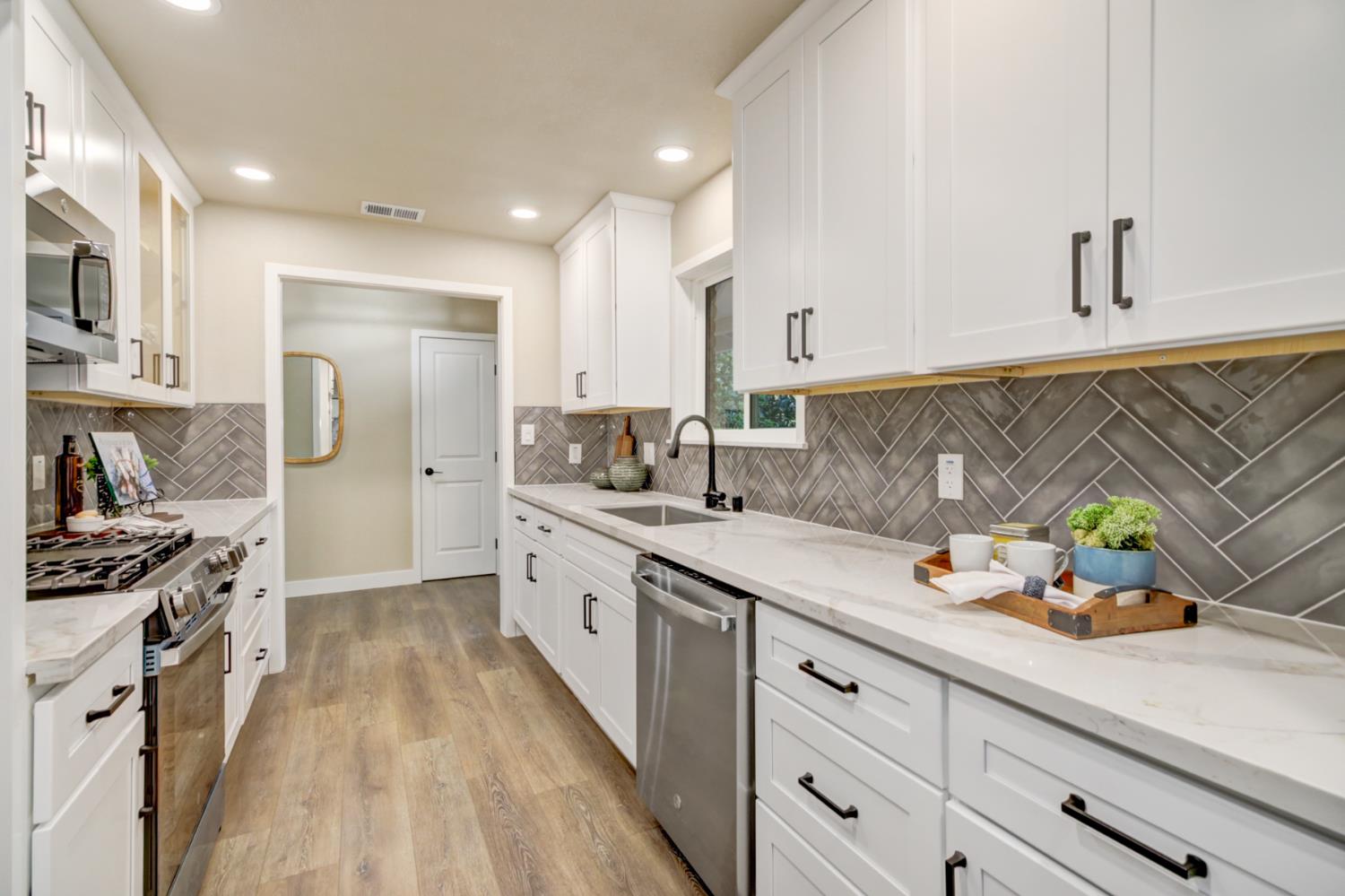 Detail Gallery Image 17 of 45 For 5512 Vahalla Dr, Carmichael,  CA 95608 - 3 Beds | 2 Baths
