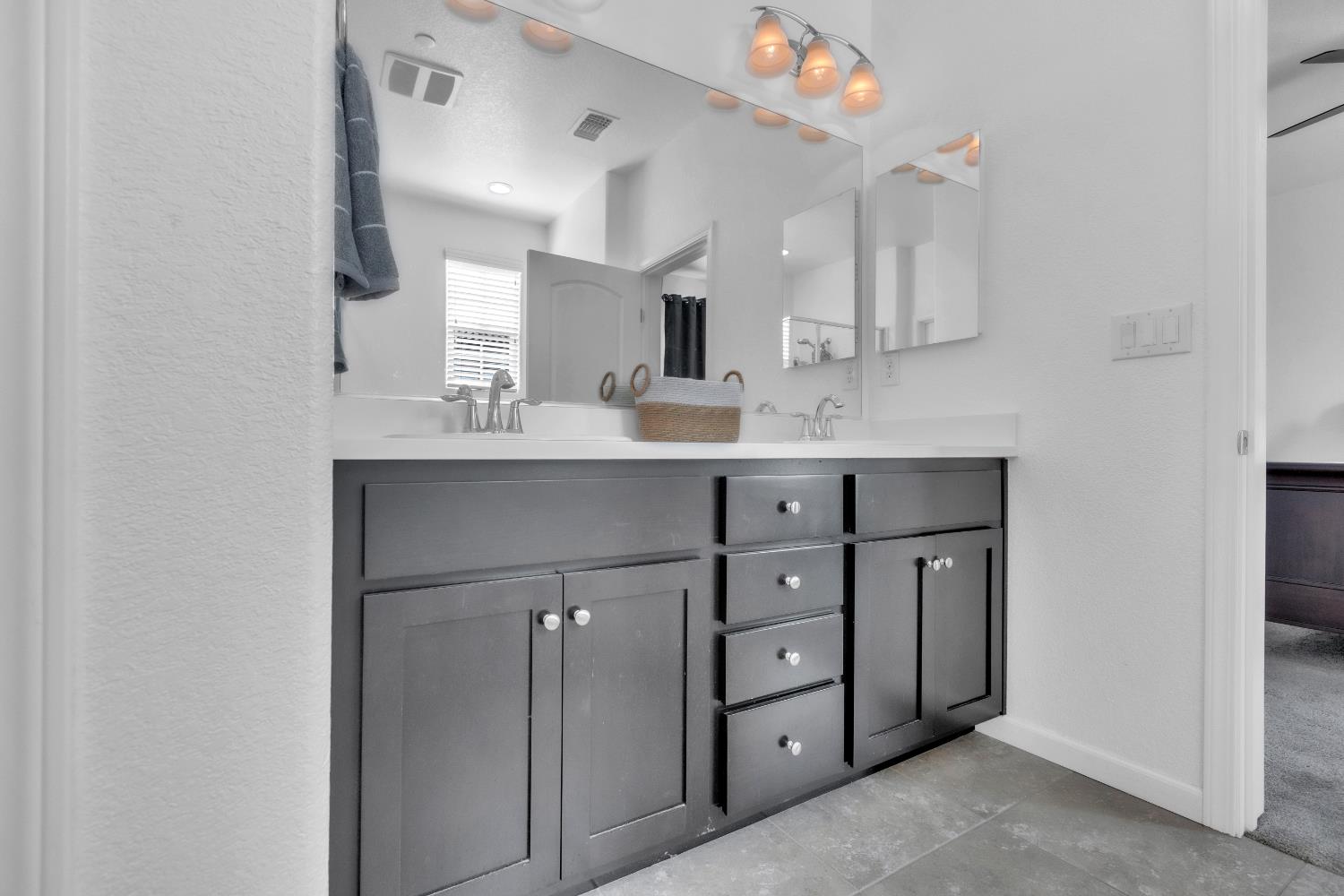 Detail Gallery Image 16 of 27 For 7829 Acorri Walk, Sacramento,  CA 95823 - 3 Beds | 2/1 Baths