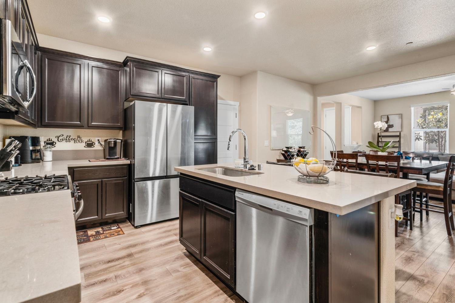 Detail Gallery Image 10 of 39 For 4242 Ocean Ln, Elk Grove,  CA 95757 - 4 Beds | 2/1 Baths