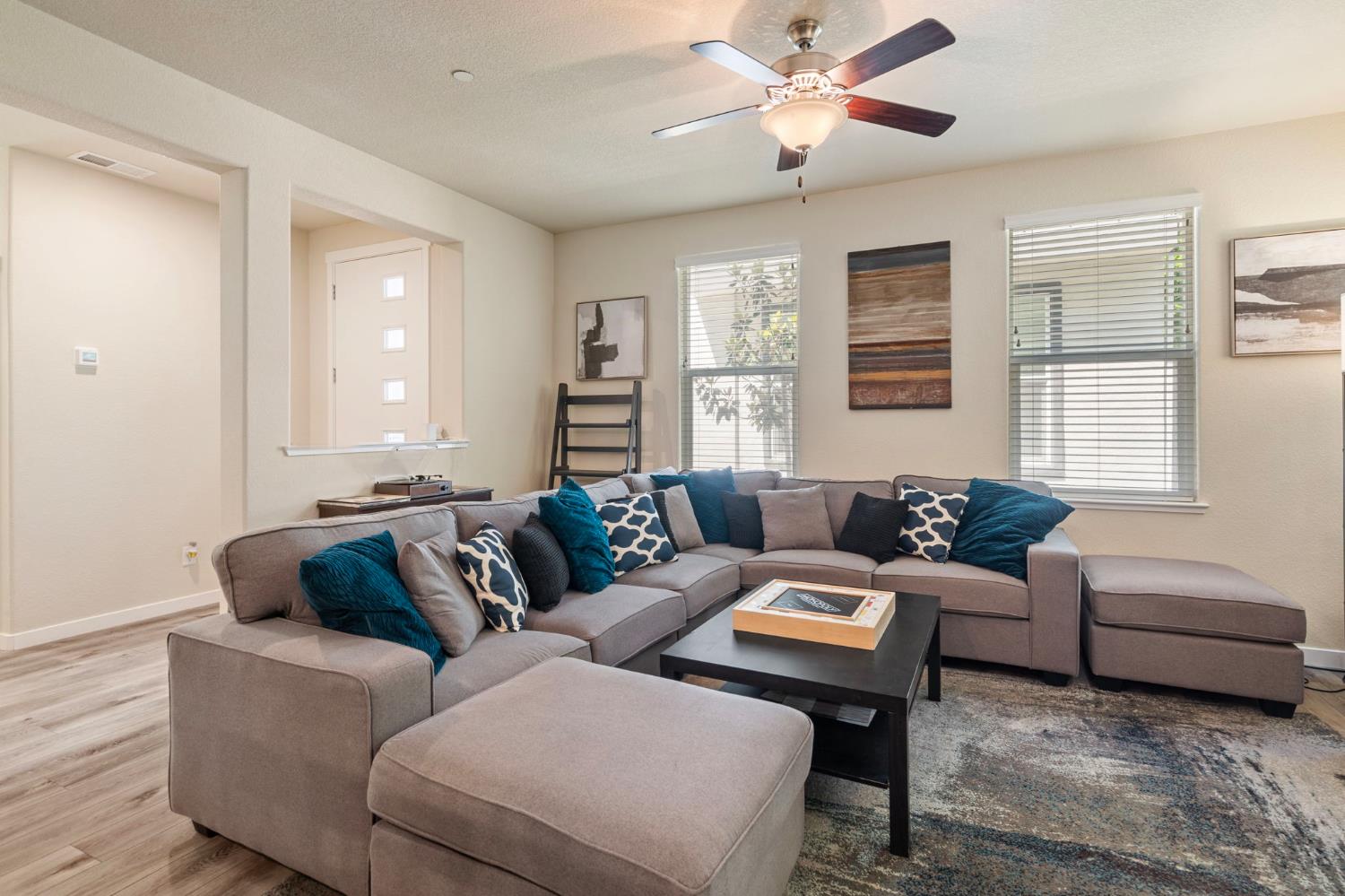 Detail Gallery Image 23 of 39 For 4242 Ocean Ln, Elk Grove,  CA 95757 - 4 Beds | 2/1 Baths