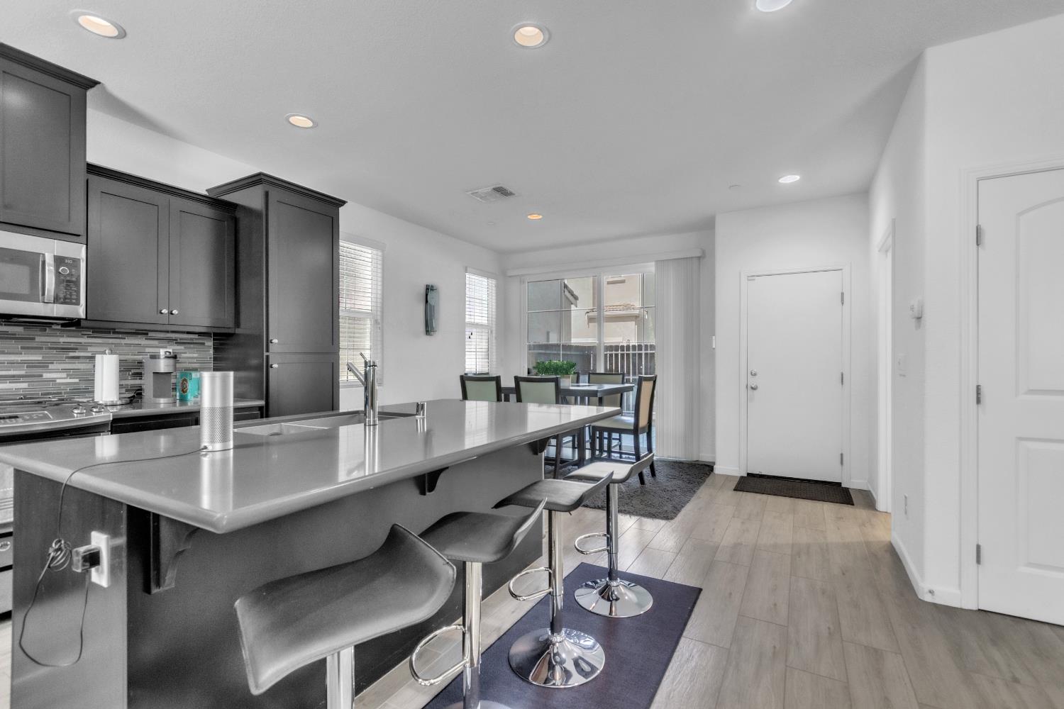 Detail Gallery Image 13 of 27 For 7829 Acorri Walk, Sacramento,  CA 95823 - 3 Beds | 2/1 Baths
