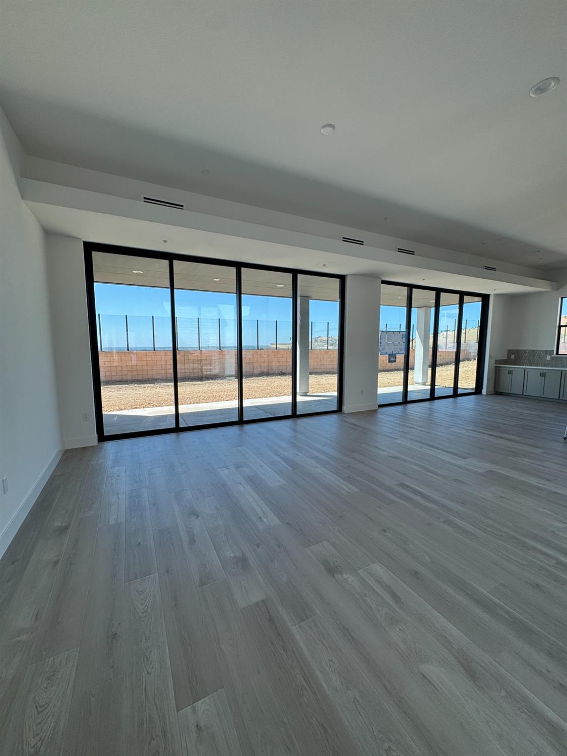 Detail Gallery Image 7 of 13 For 4657 Dehone Cir, Folsom,  CA 95630 - 4 Beds | 4/1 Baths