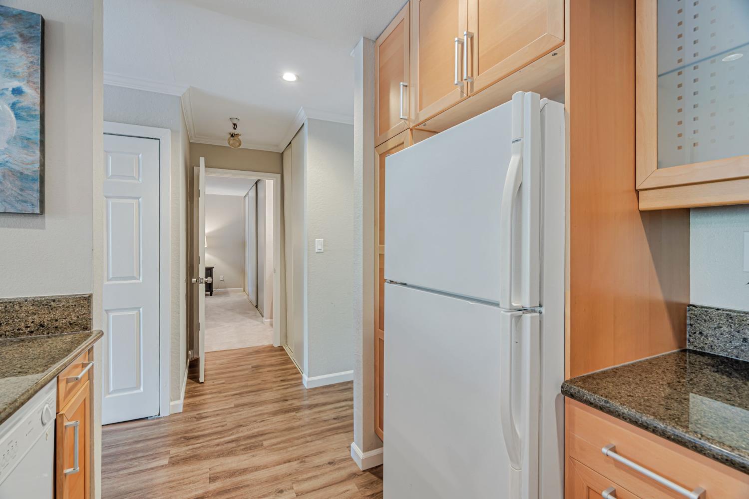Detail Gallery Image 14 of 44 For 725 Mariposa Ave #102,  Mountain View,  CA 94041 - 2 Beds | 2 Baths