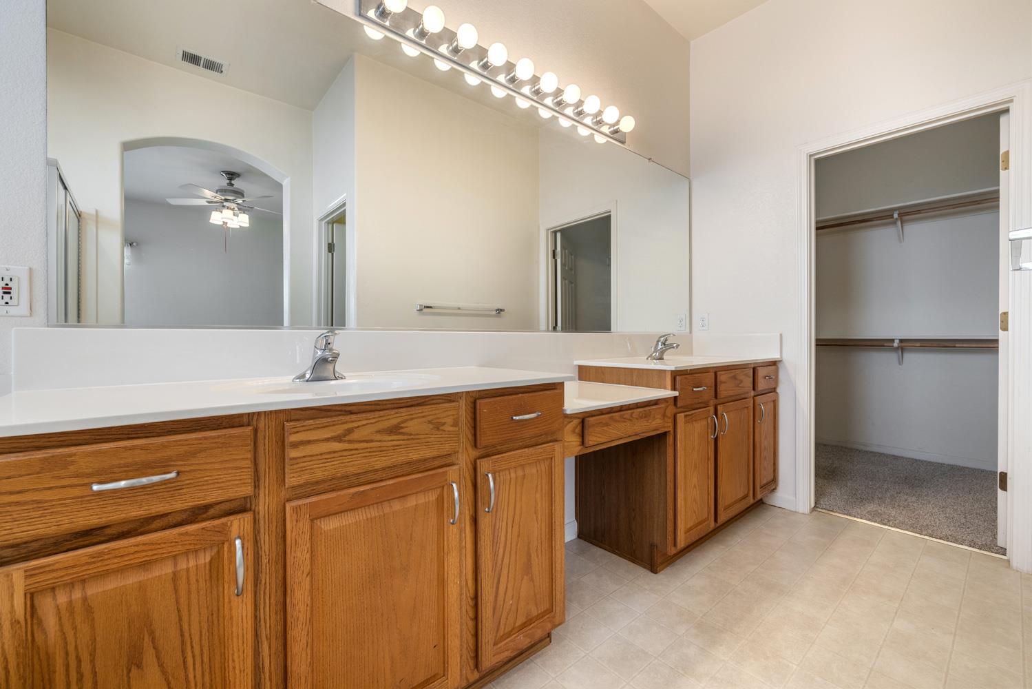 Detail Gallery Image 34 of 40 For 2264 Autumn Moon Way, Turlock,  CA 95382 - 4 Beds | 3 Baths