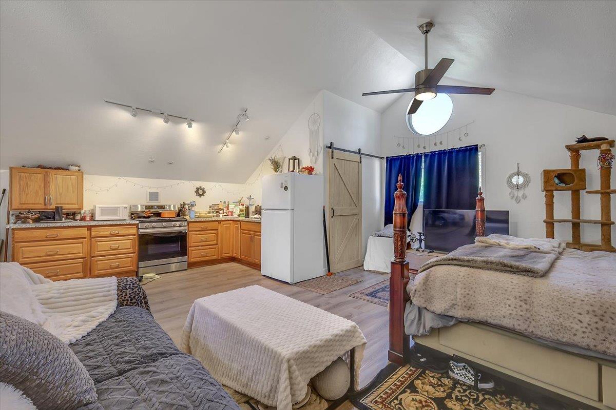 Rogue House Place, Grass Valley, California image 36