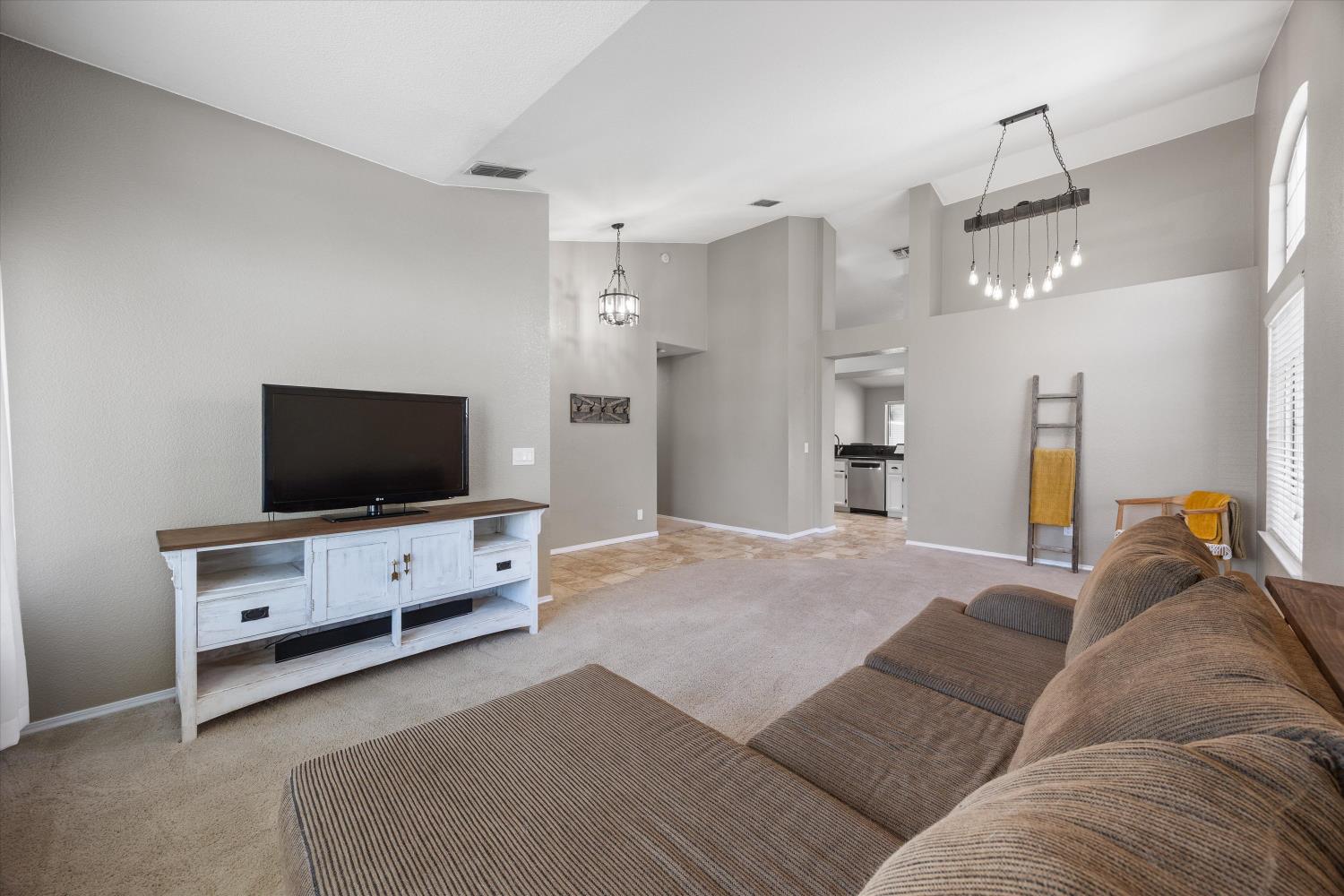 Detail Gallery Image 7 of 31 For 8345 Clear Corrie Ct, Antelope,  CA 95843 - 4 Beds | 2 Baths