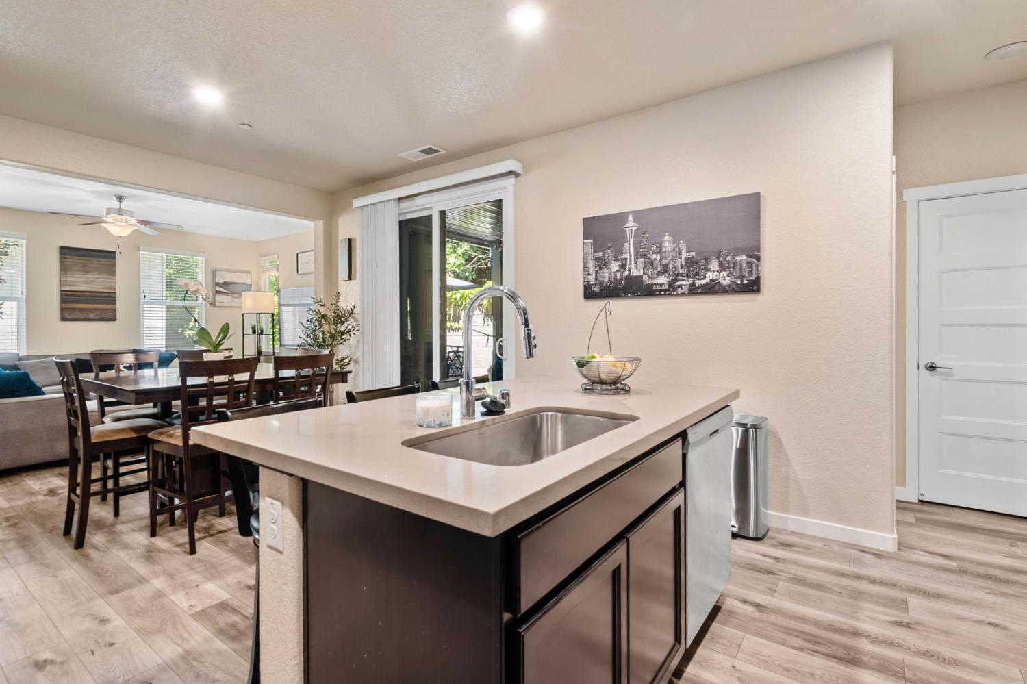 Detail Gallery Image 12 of 39 For 4242 Ocean Ln, Elk Grove,  CA 95757 - 4 Beds | 2/1 Baths