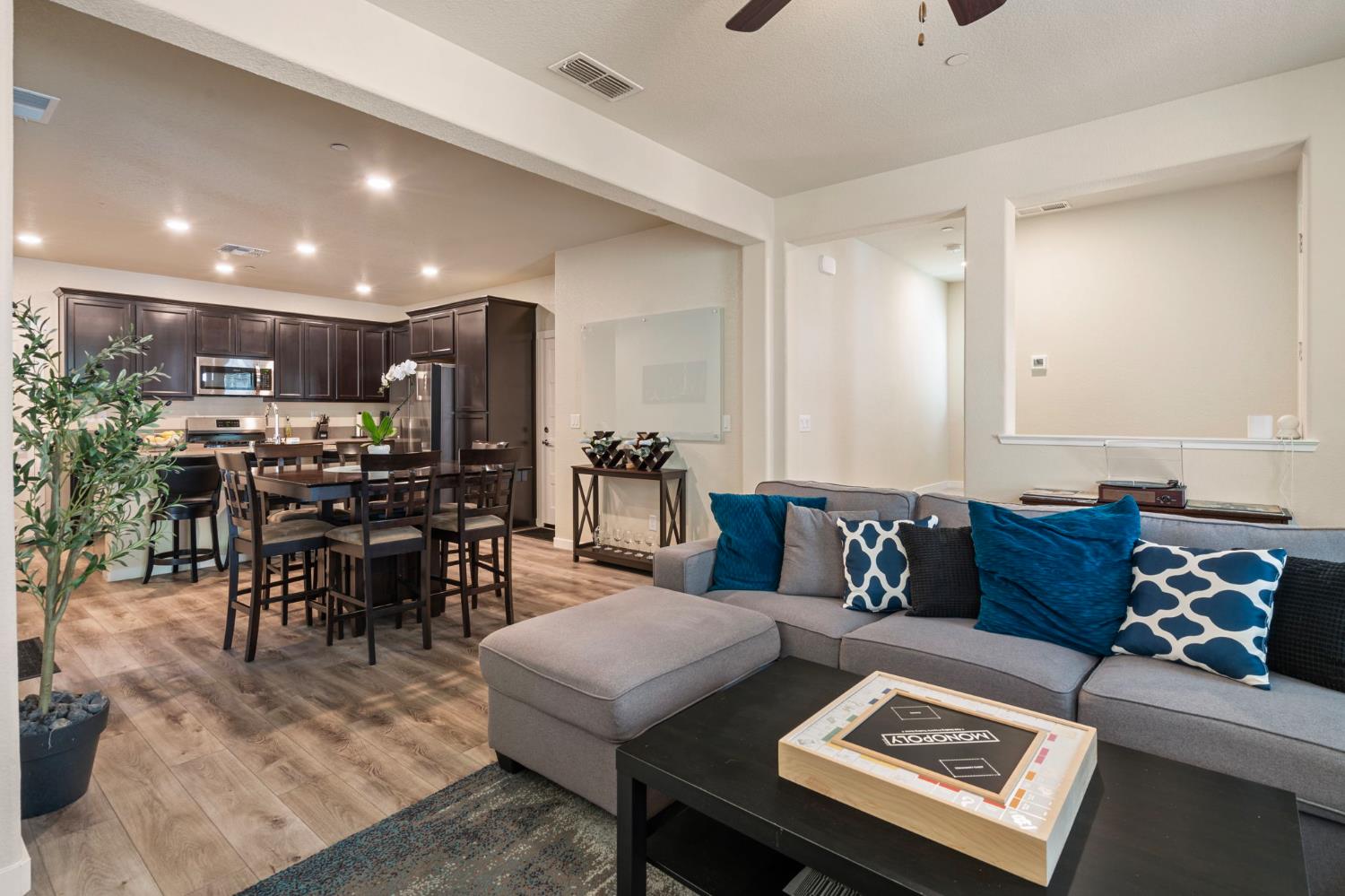 Detail Gallery Image 15 of 39 For 4242 Ocean Ln, Elk Grove,  CA 95757 - 4 Beds | 2/1 Baths