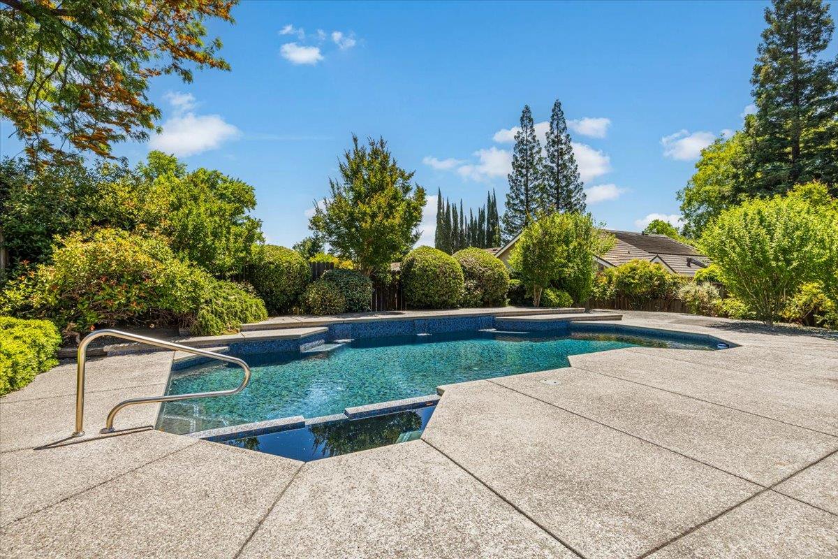 Detail Gallery Image 3 of 37 For 6544 Shadow Hawk Dr, Citrus Heights,  CA 95621 - 3 Beds | 2 Baths