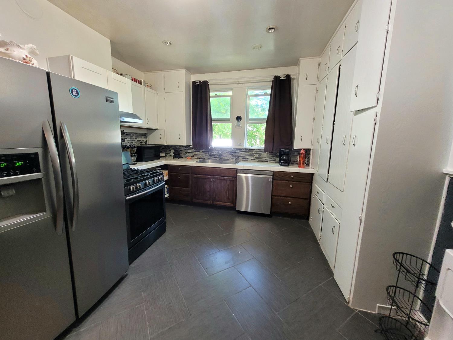Detail Gallery Image 13 of 23 For 1948 K St, Merced,  CA 95340 - 3 Beds | 2 Baths