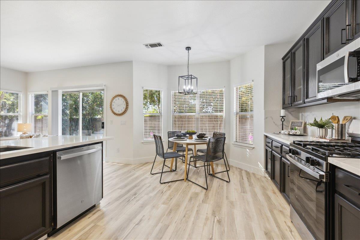 Detail Gallery Image 12 of 31 For 6312 Emerald Dr, Rocklin,  CA 95677 - 3 Beds | 3 Baths