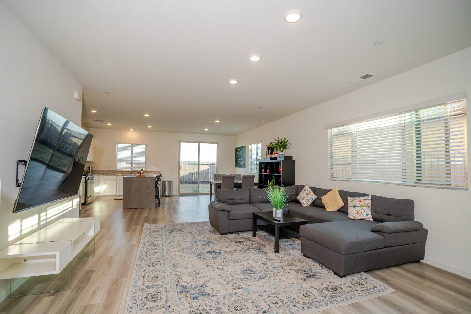 Detail Gallery Image 5 of 43 For 12808 Scholarly Way, Rancho Cordova,  CA 95742 - 5 Beds | 3/1 Baths