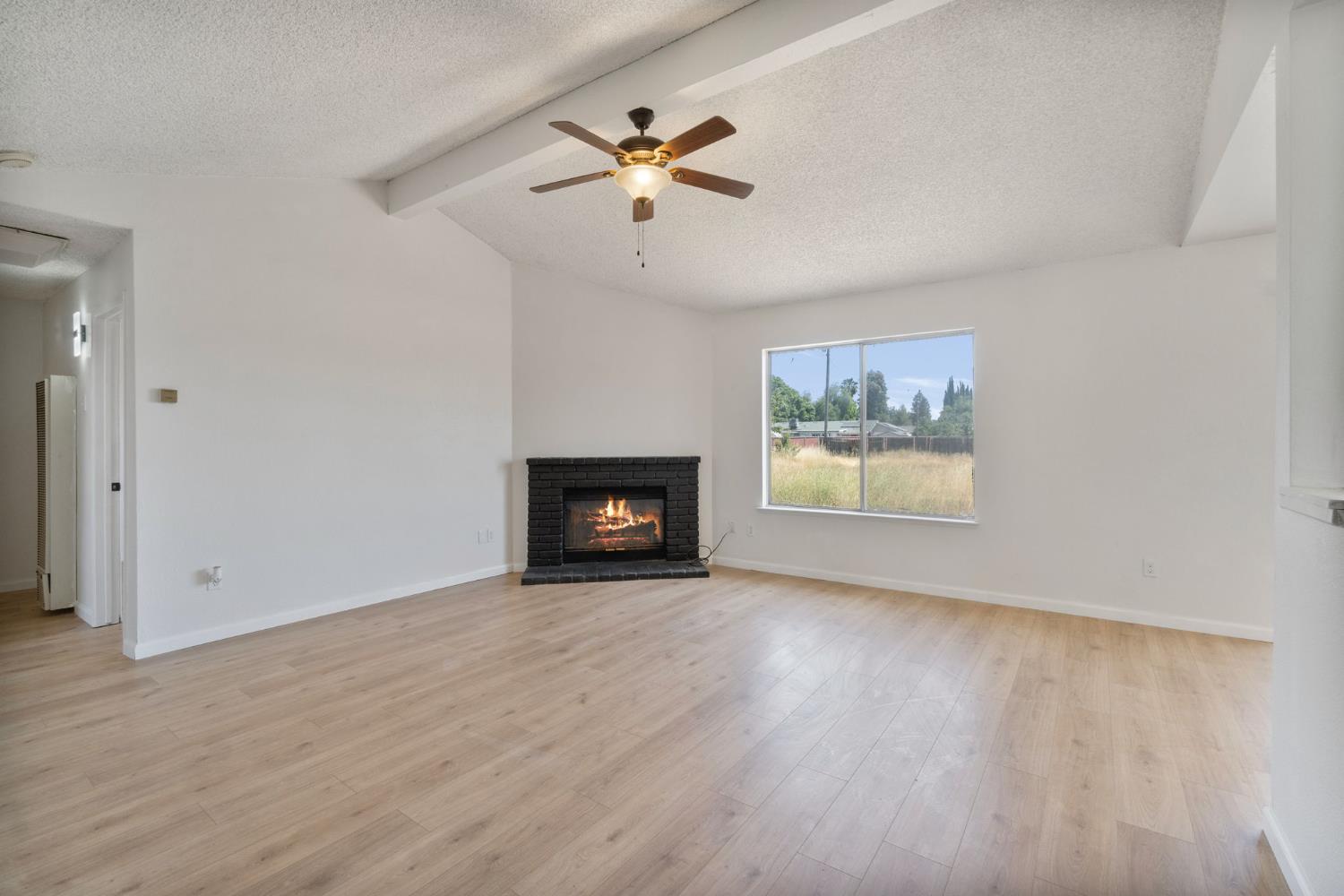 Detail Gallery Image 5 of 22 For 25732 Avenue 17, Madera,  CA 93638 - 3 Beds | 2 Baths