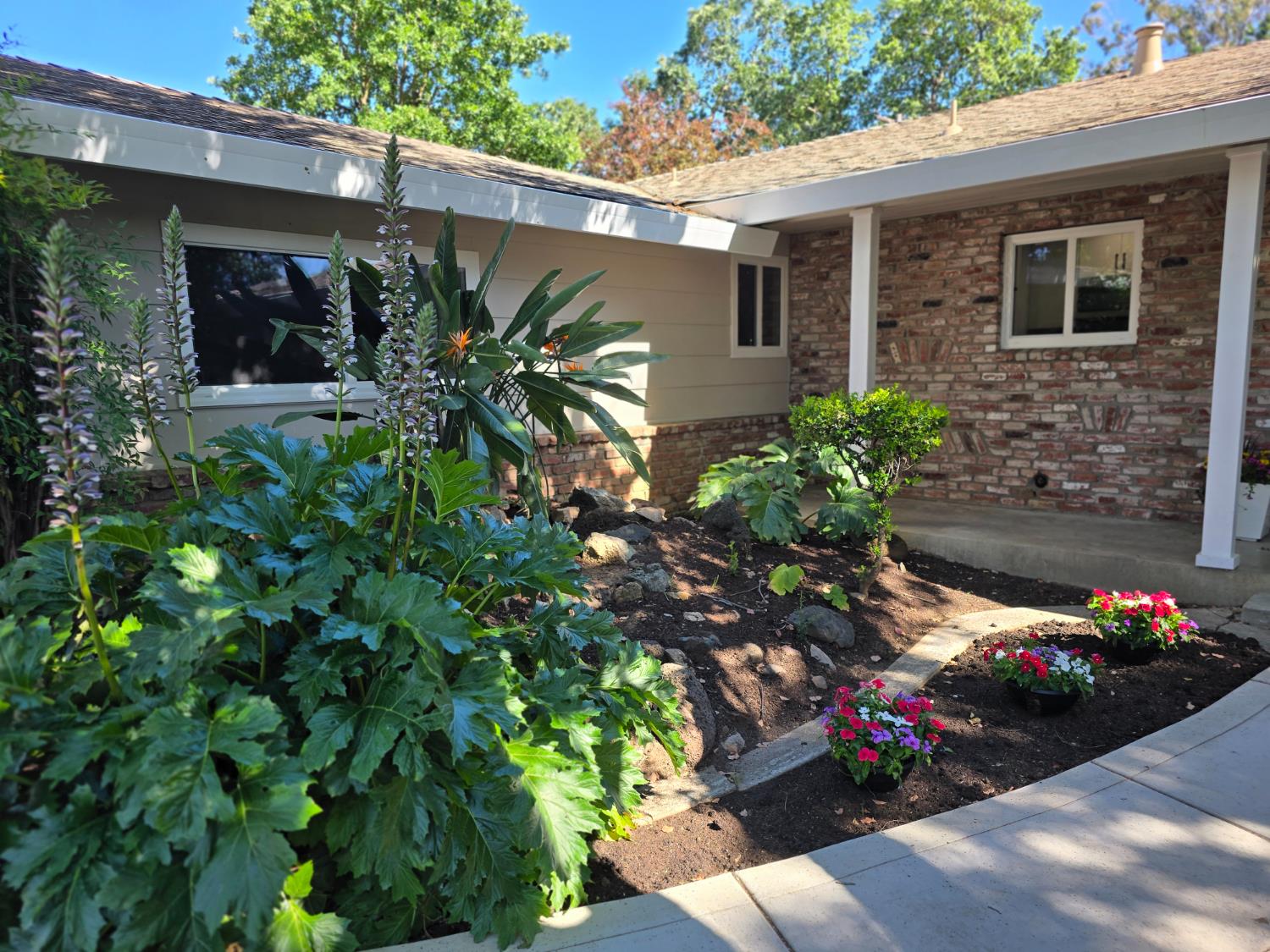 Detail Gallery Image 4 of 45 For 5512 Vahalla Dr, Carmichael,  CA 95608 - 3 Beds | 2 Baths