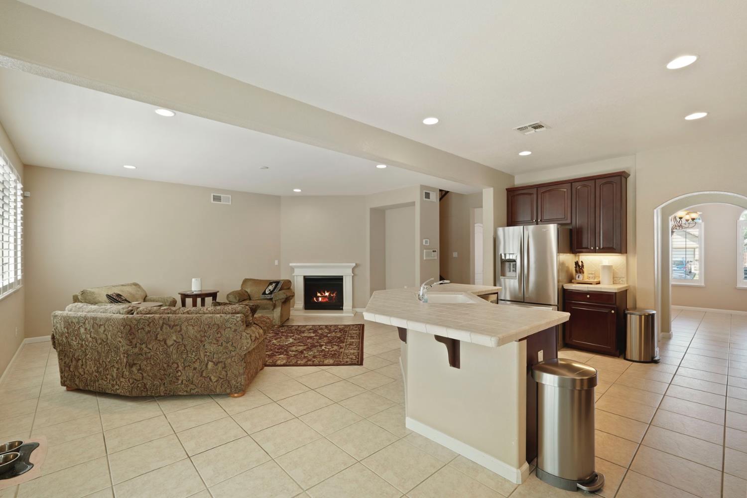 Detail Gallery Image 11 of 50 For 9734 Fall Valley Way, Sacramento,  CA 95829 - 5 Beds | 3 Baths