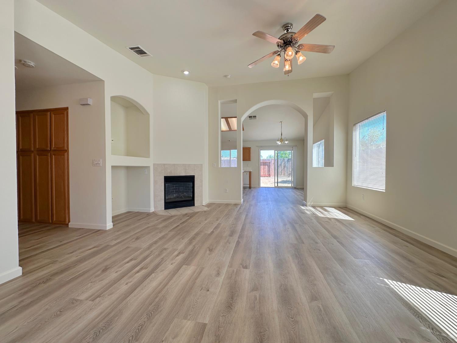 Detail Gallery Image 3 of 23 For 1696 Venice Cir, Stockton,  CA 95206 - 3 Beds | 2 Baths