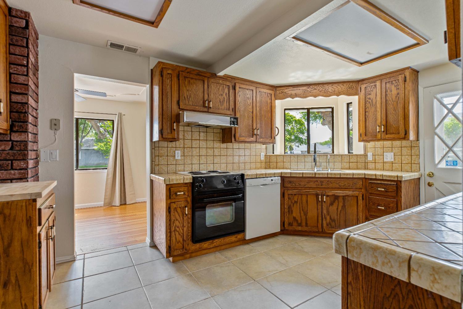Detail Gallery Image 14 of 47 For 221 N Grant Ave, Manteca,  CA 95336 - 3 Beds | 2/1 Baths