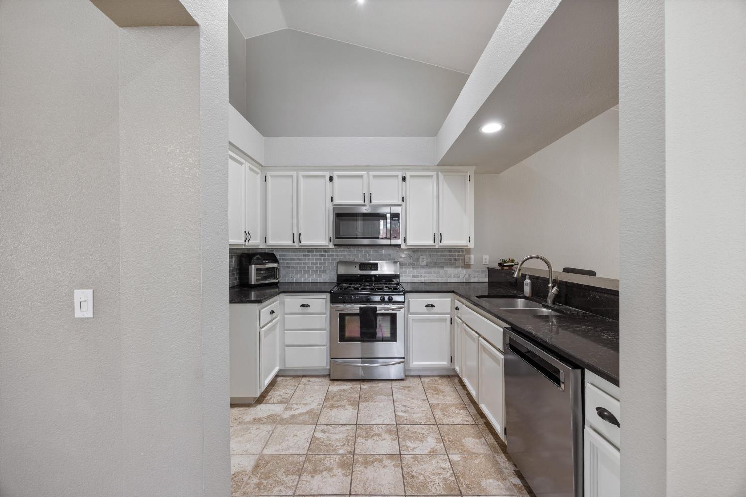 Detail Gallery Image 8 of 31 For 8345 Clear Corrie Ct, Antelope,  CA 95843 - 4 Beds | 2 Baths