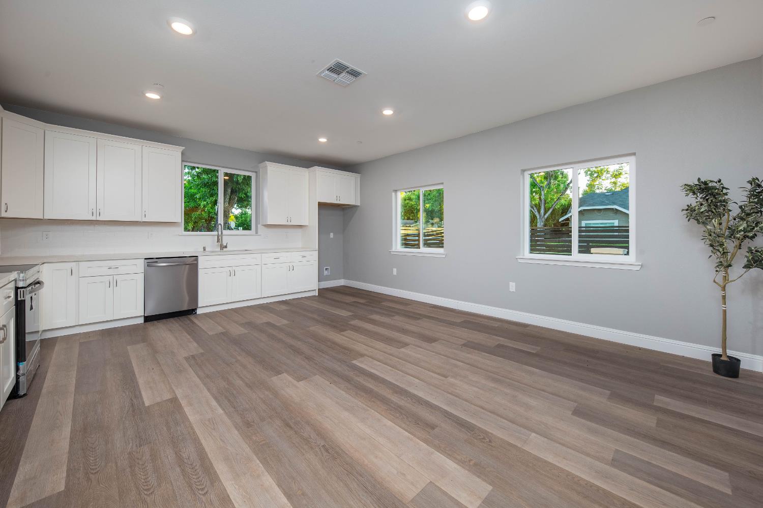 Detail Gallery Image 11 of 54 For 745 W Harding Way, Stockton,  CA 95204 - 5 Beds | 3 Baths