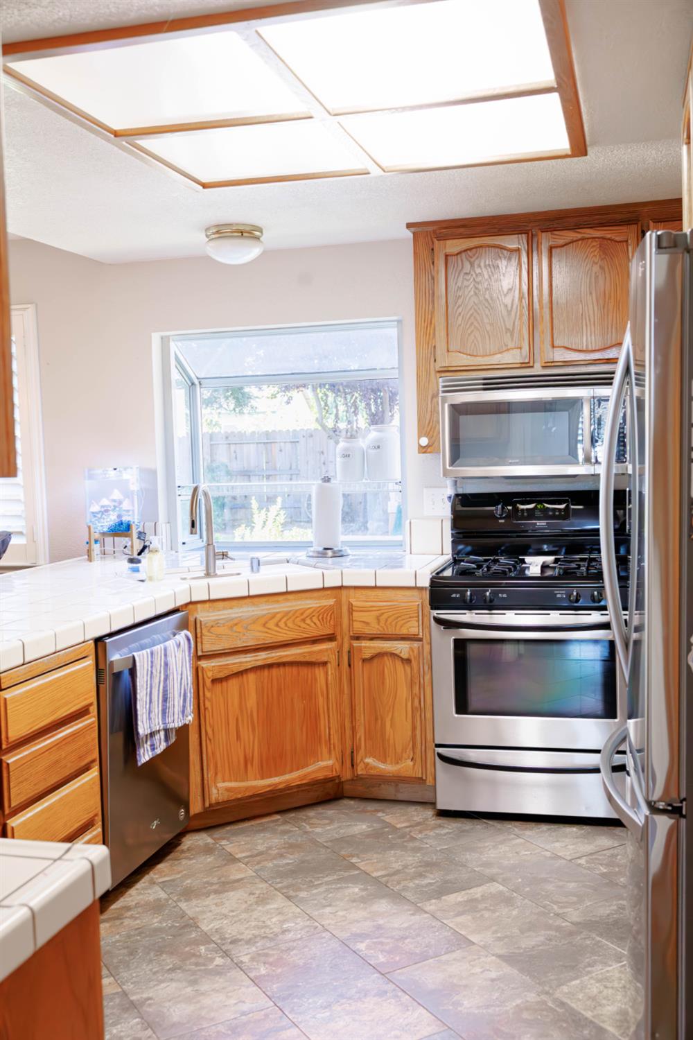 Detail Gallery Image 13 of 32 For 1434 Long Creek Way, Roseville,  CA 95747 - 3 Beds | 2/1 Baths