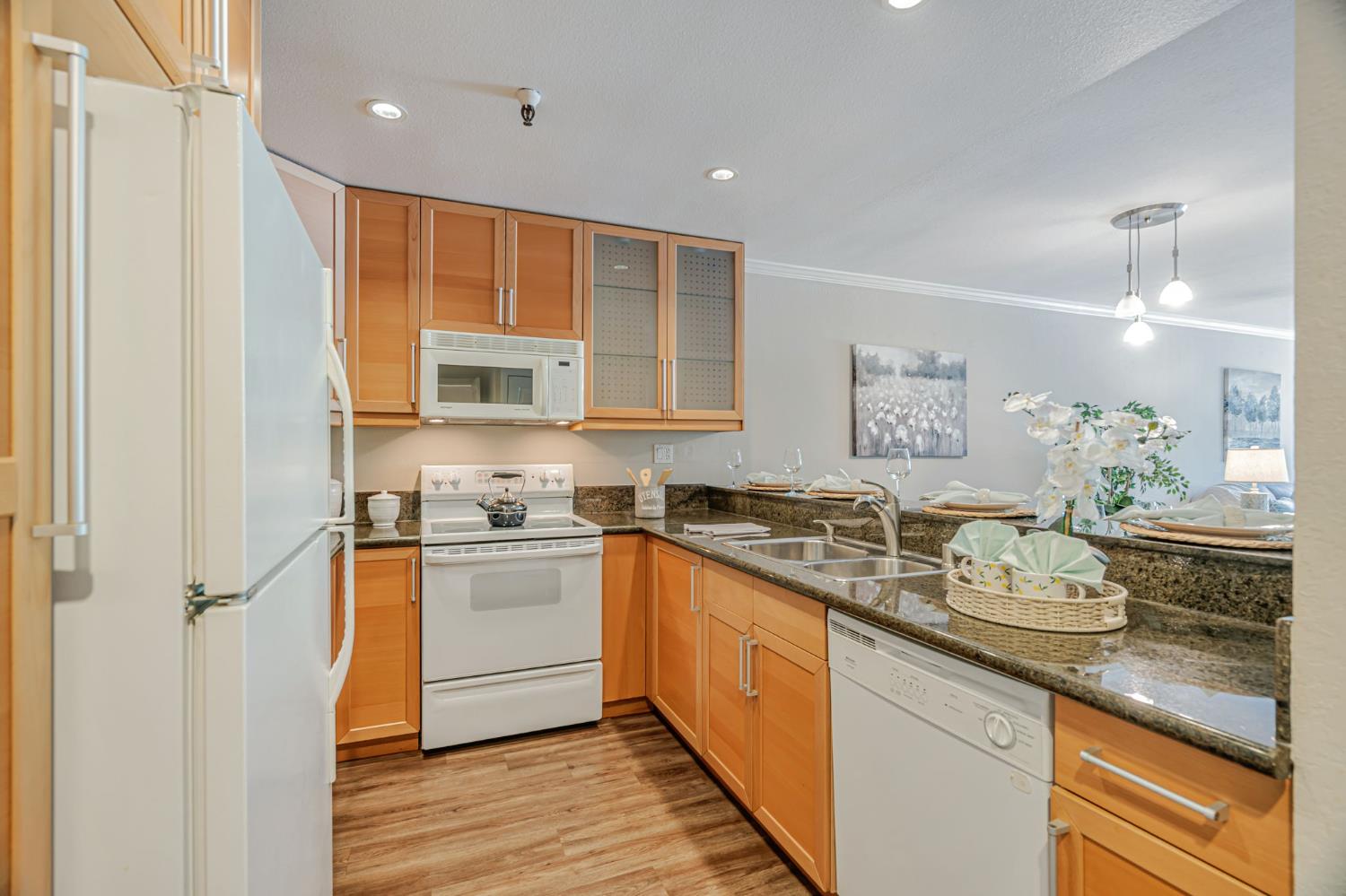 Detail Gallery Image 11 of 44 For 725 Mariposa Ave #102,  Mountain View,  CA 94041 - 2 Beds | 2 Baths