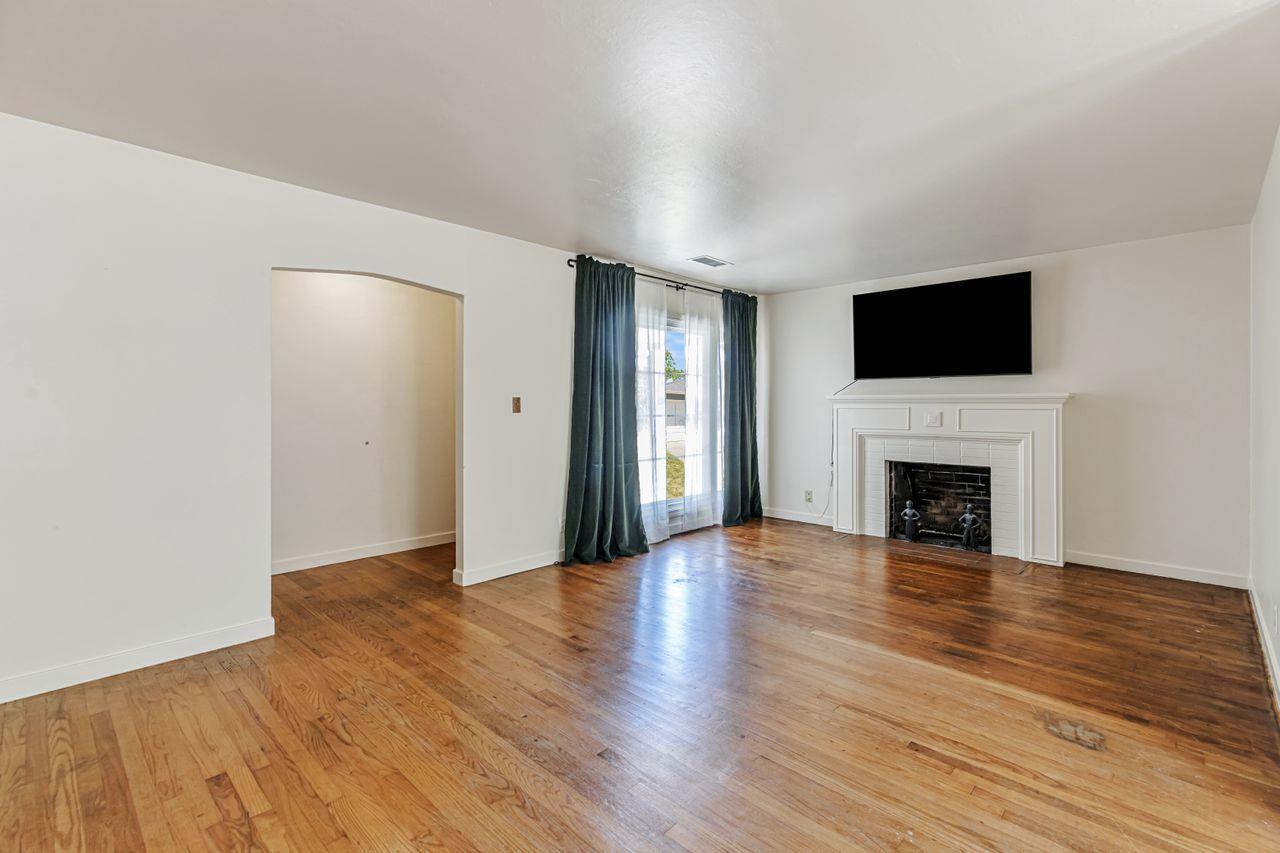 Detail Gallery Image 4 of 23 For 4949 Helen Way, Sacramento,  CA 95818 - 3 Beds | 1 Baths