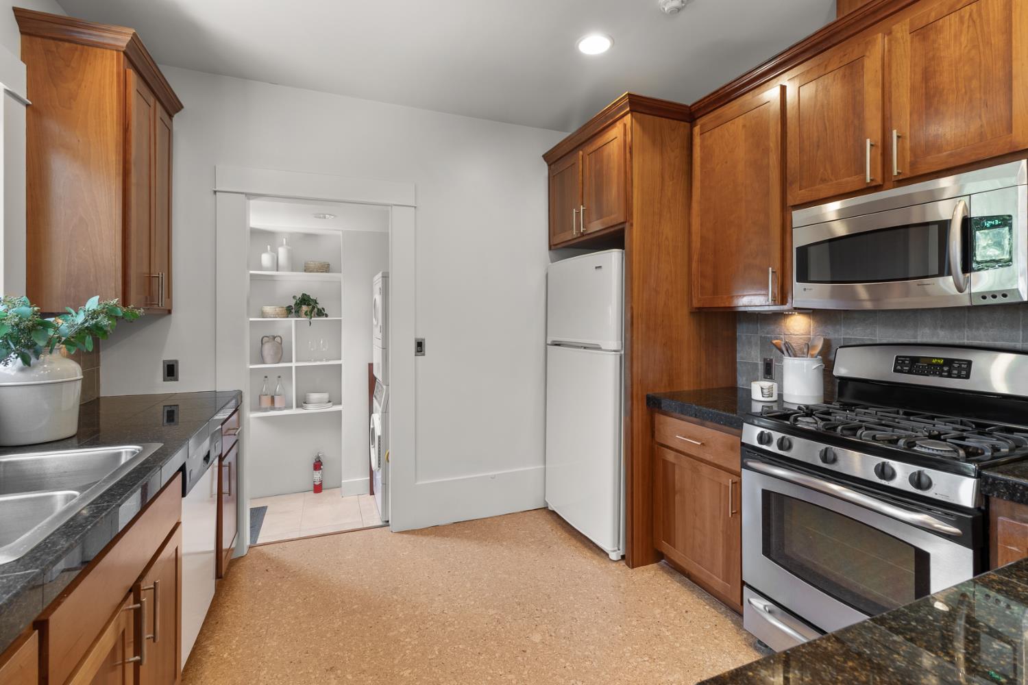 Detail Gallery Image 16 of 53 For 4860 U St, Sacramento,  CA 95817 - 3 Beds | 2 Baths