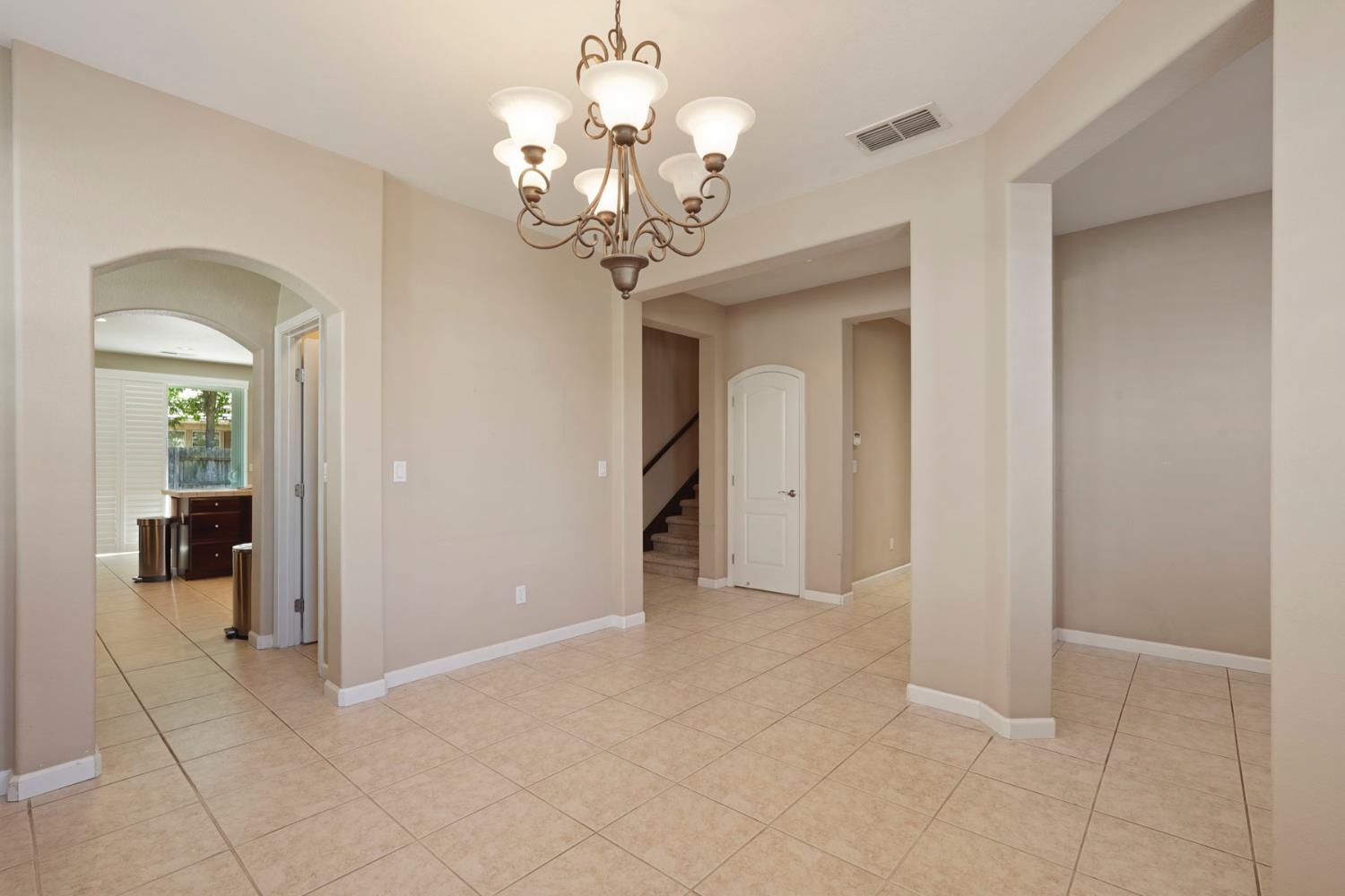 Detail Gallery Image 12 of 50 For 9734 Fall Valley Way, Sacramento,  CA 95829 - 5 Beds | 3 Baths